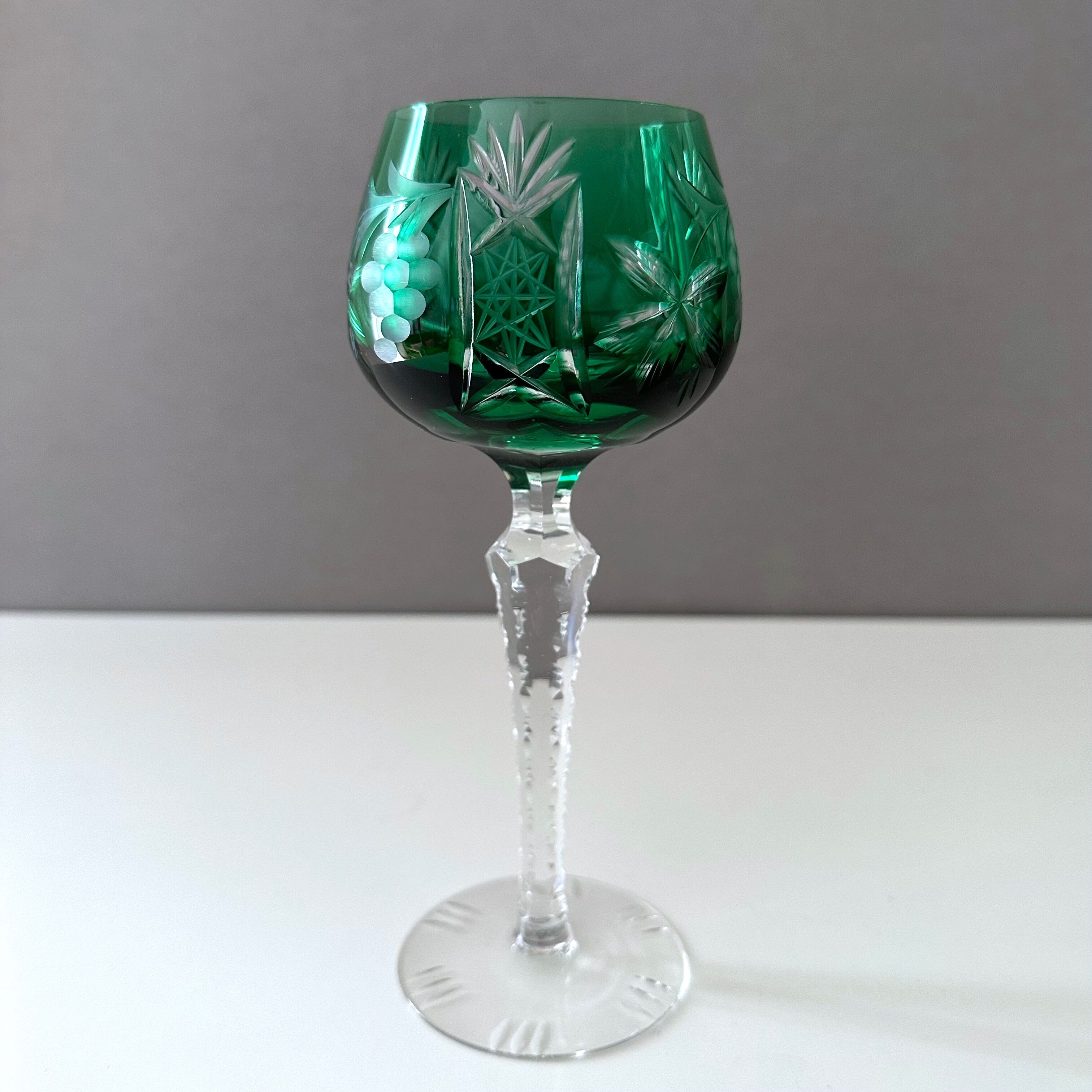 Collection de 5 verres à vin coloré, nuances de vert