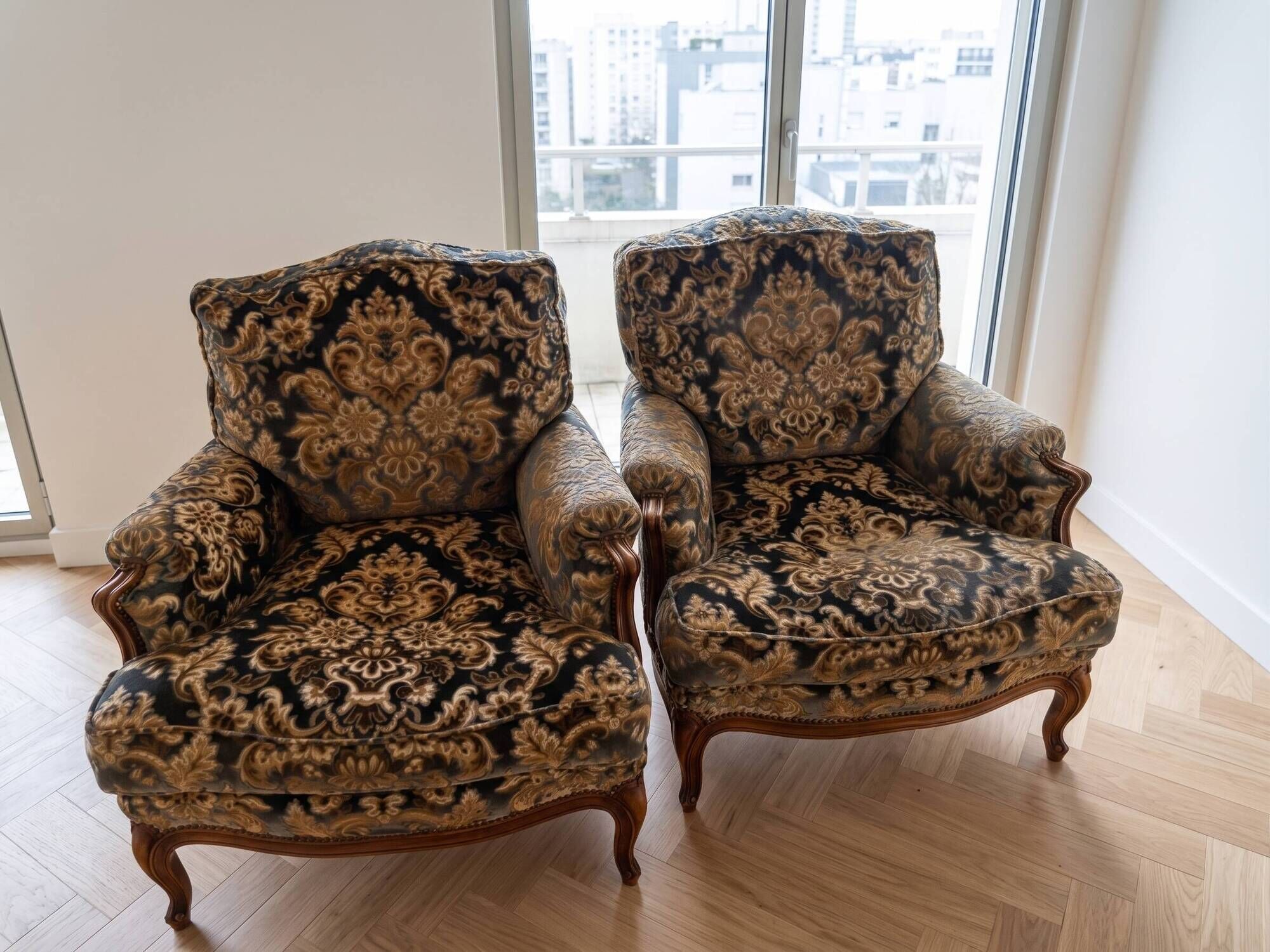 Living room set: sofa and 2 Louis XV armchairs in wood and damask fabric.