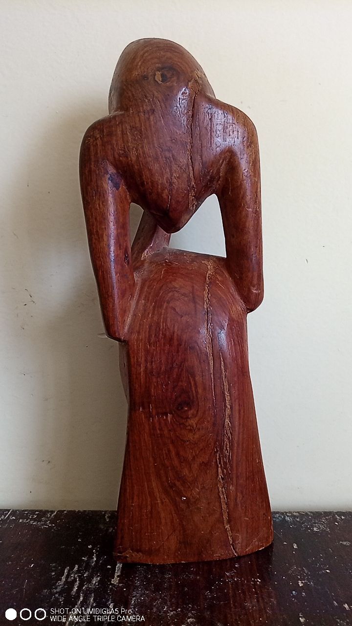 Sculpture sur bois maurice tavernier (1926 - 2018) homme assis 27,5 x 11,5 cm