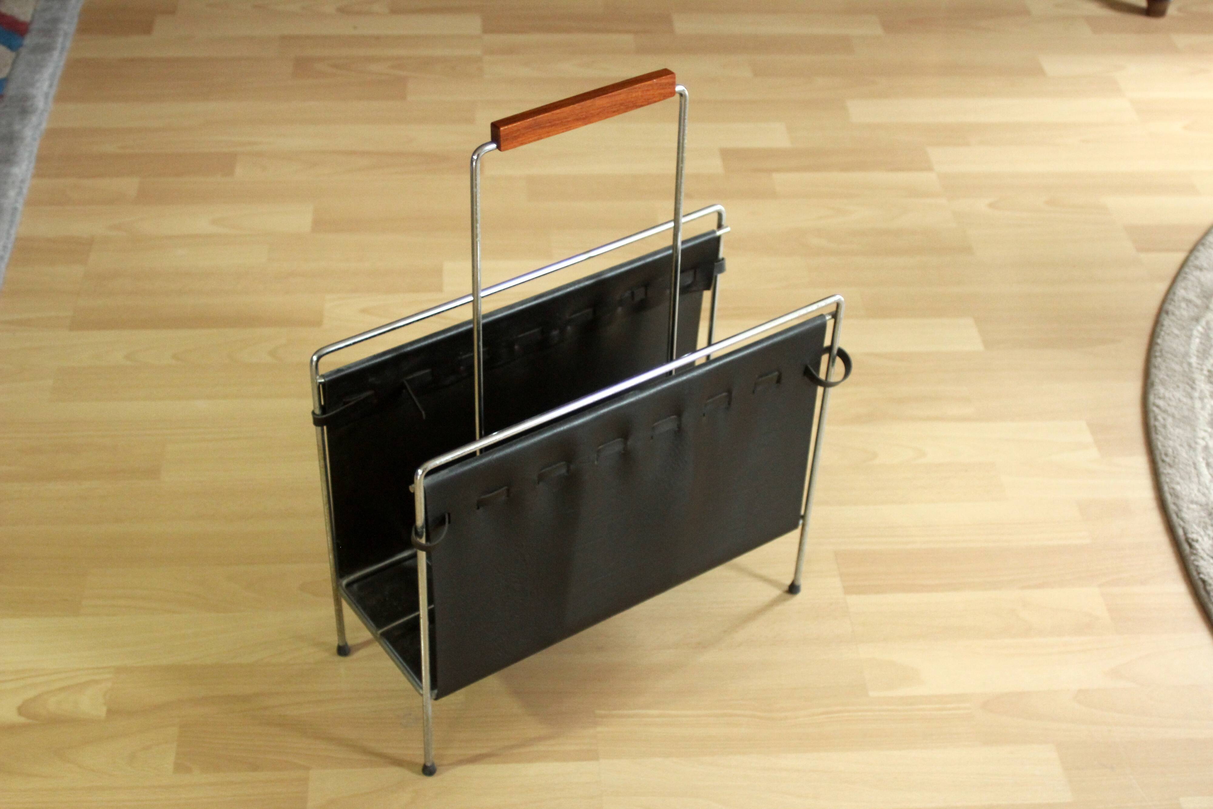 Porte-magazines Space Age en cuir noir et métal avec poignée en teck, vintage des années 1970