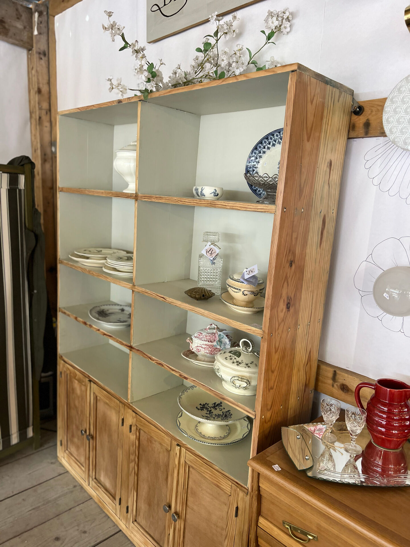 Library / dresser