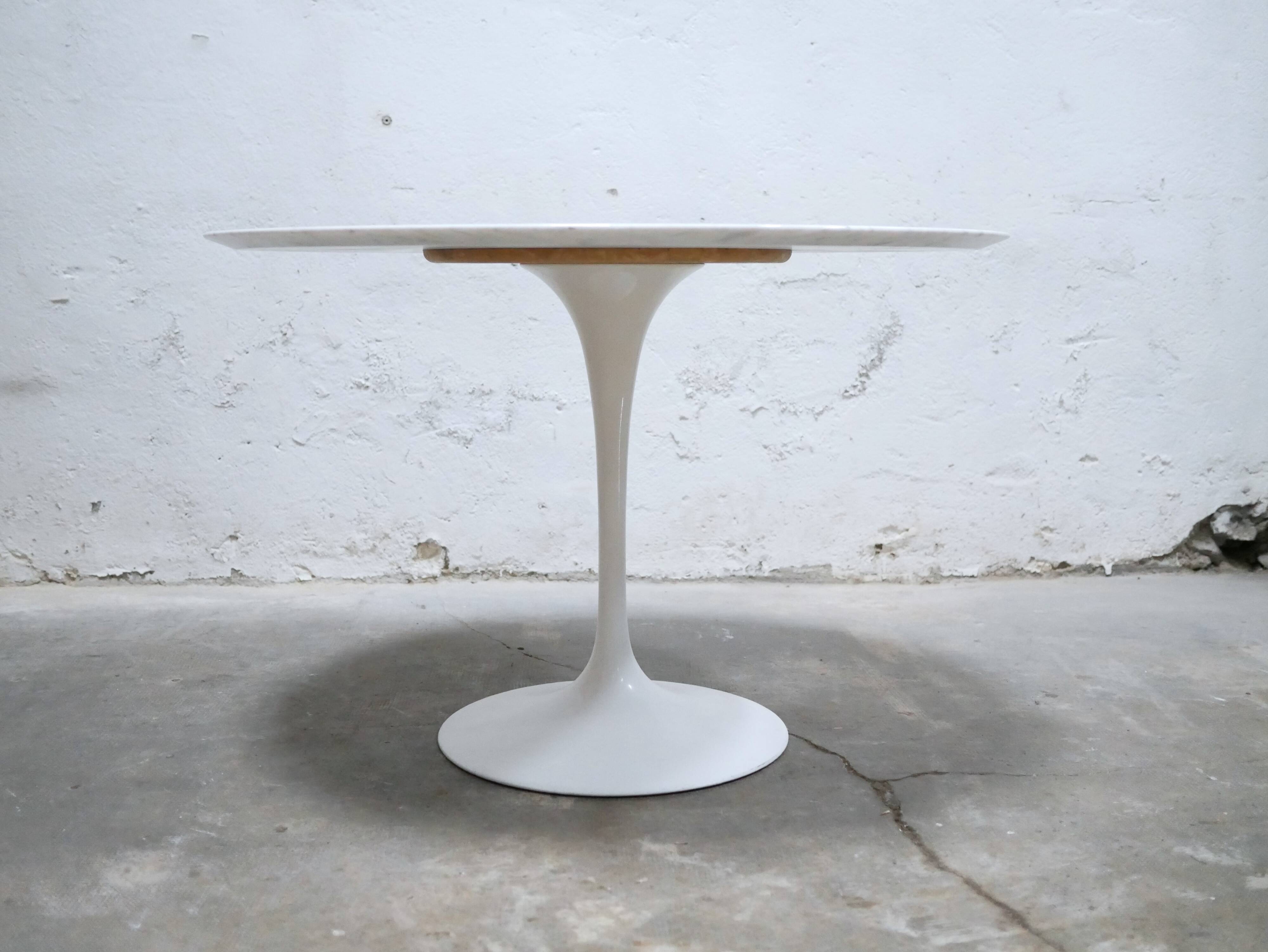 Round tulip table in marble by E. Saarinen for Knoll International