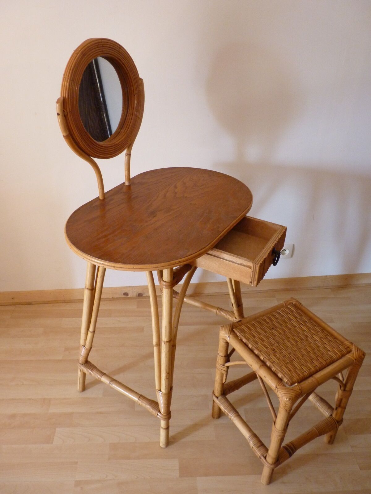 Coiffeuse en rotin avec son tabouret