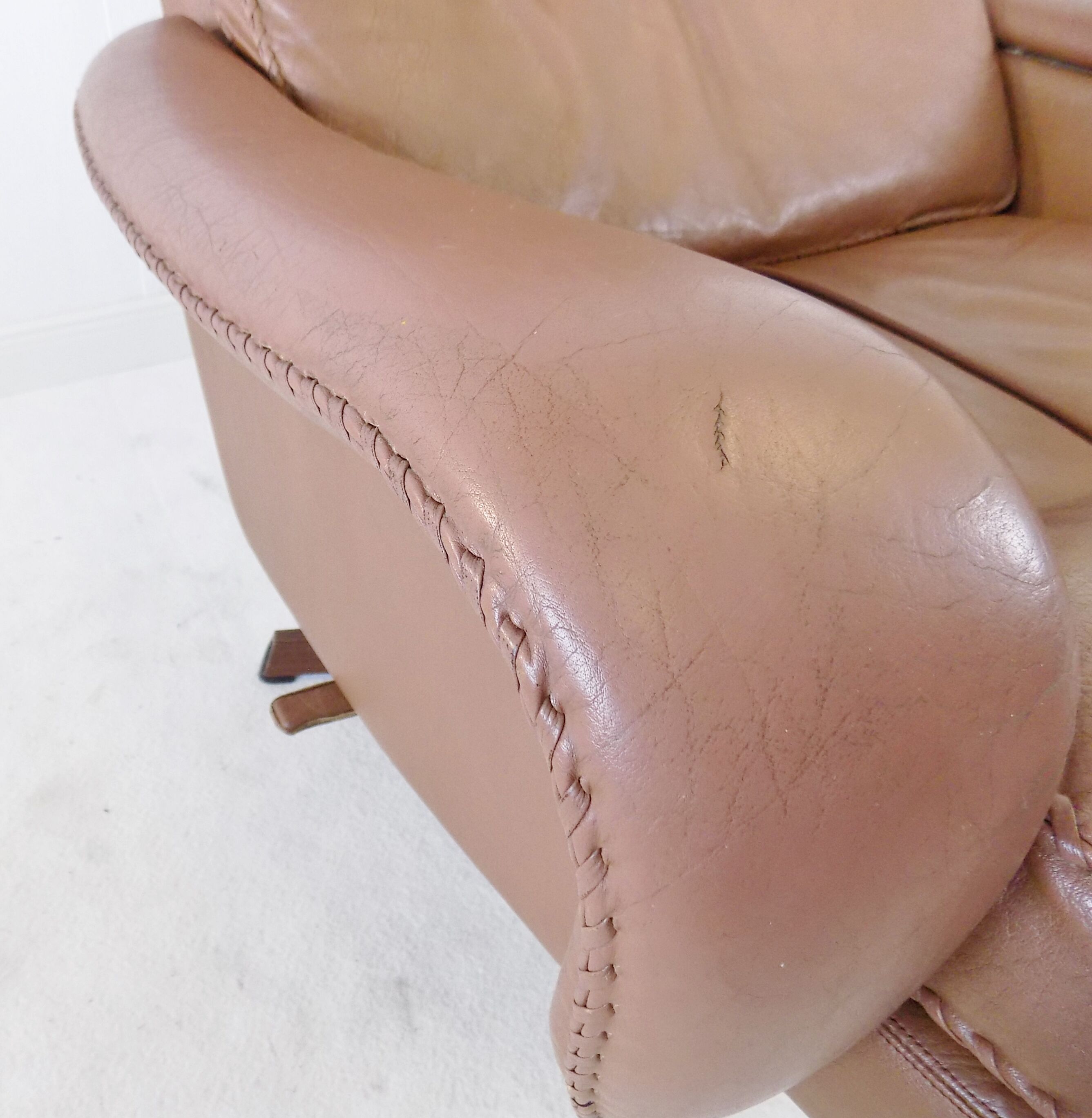 Fauteuil cuir avec pouf de Madsen & Schübel pour Bovenkamp