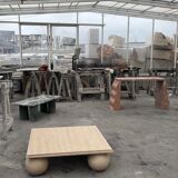 Table basse carrée en pierre avec pieds de balle sculpturaux