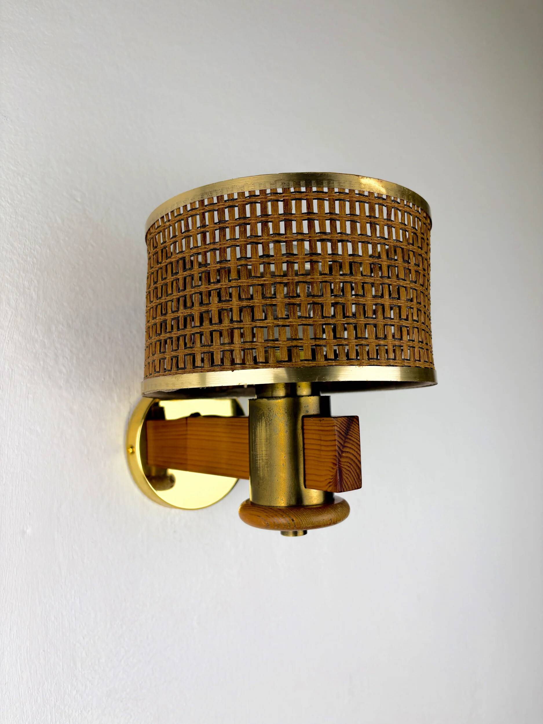Vintage rattan & wood wall sconce, Italy, 1970s