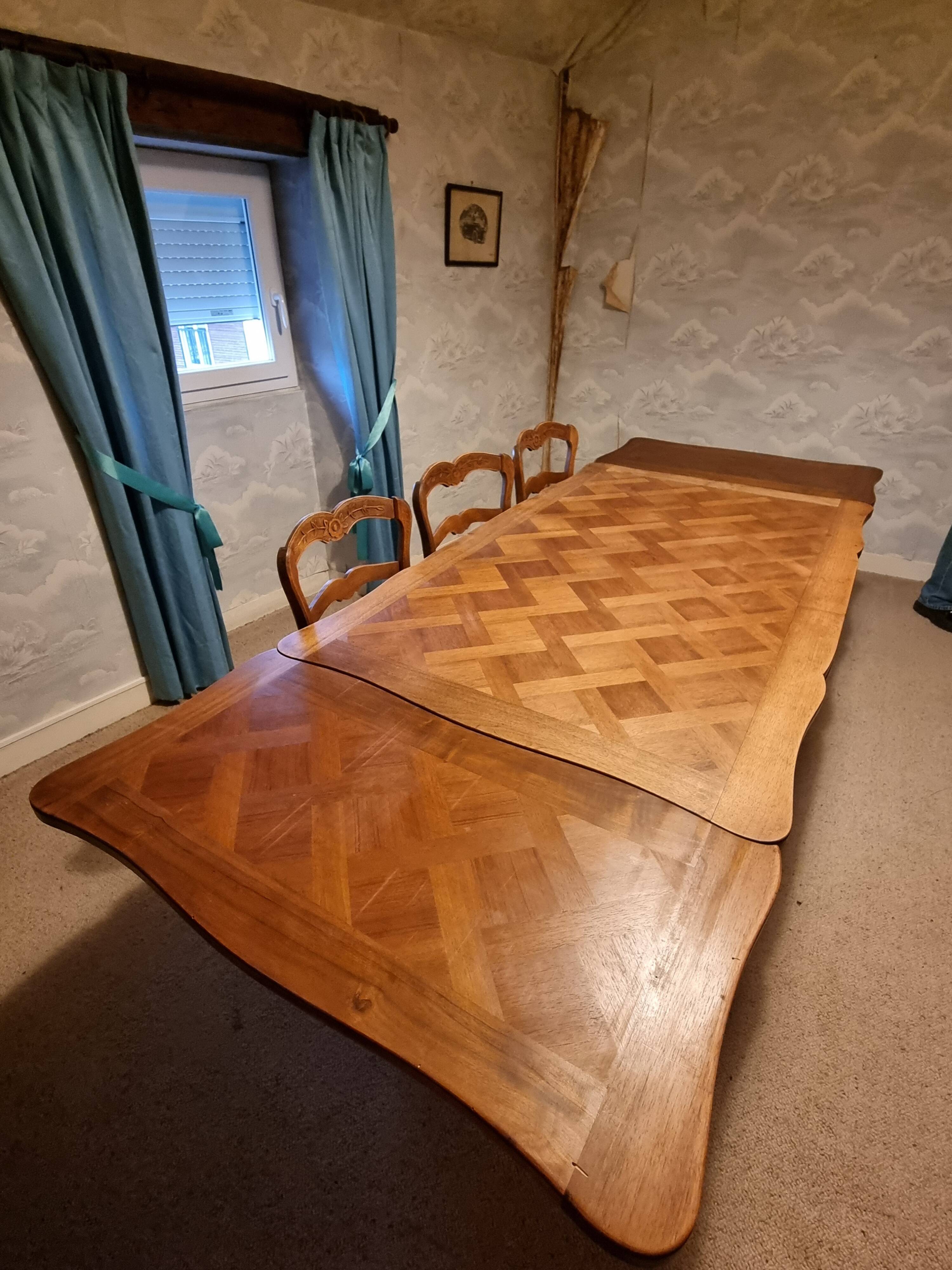 Extendable dining table + Provençal style chairs
