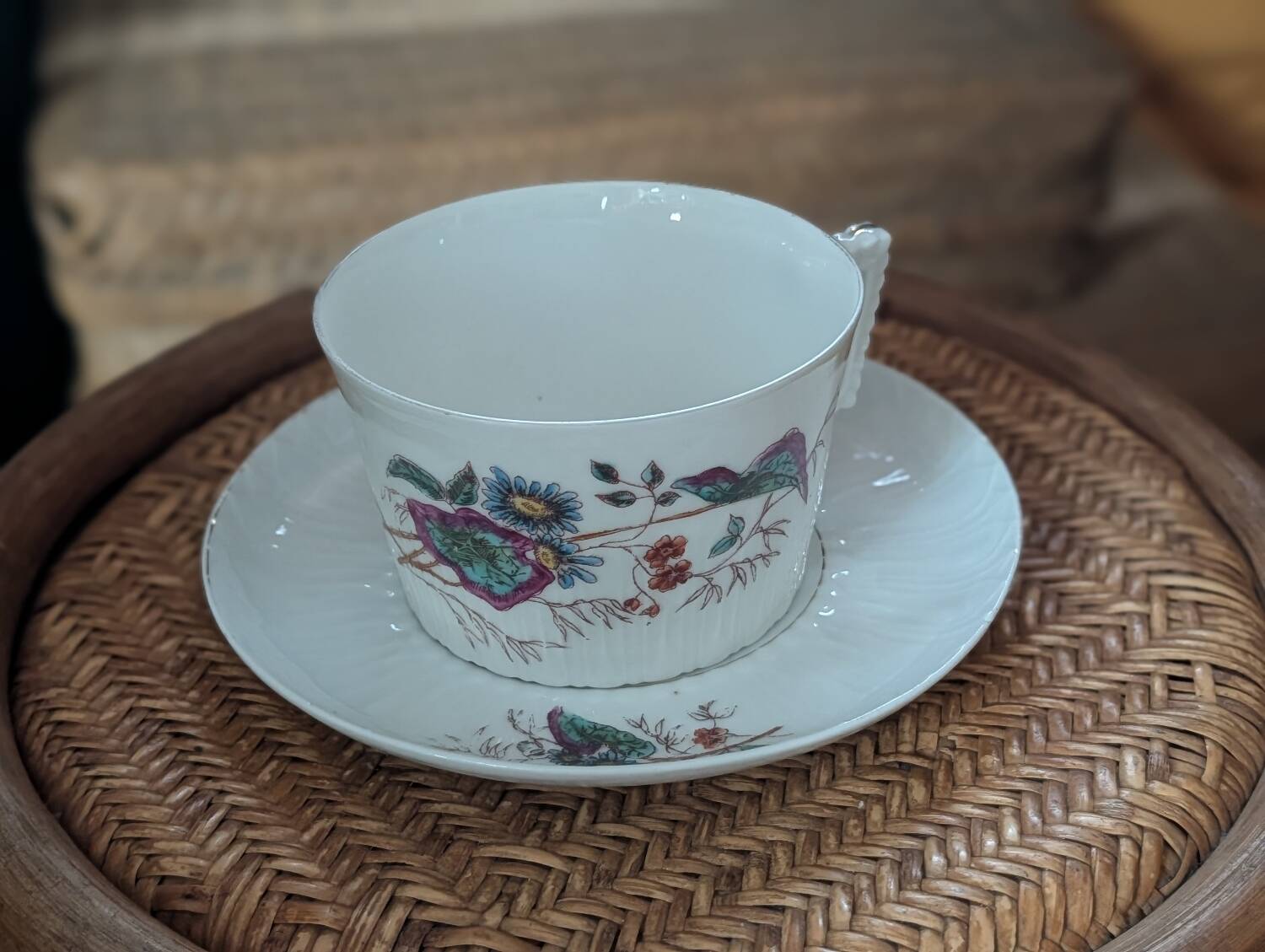 Fine porcelain breakfast cup with floral decoration, 1930-1940.