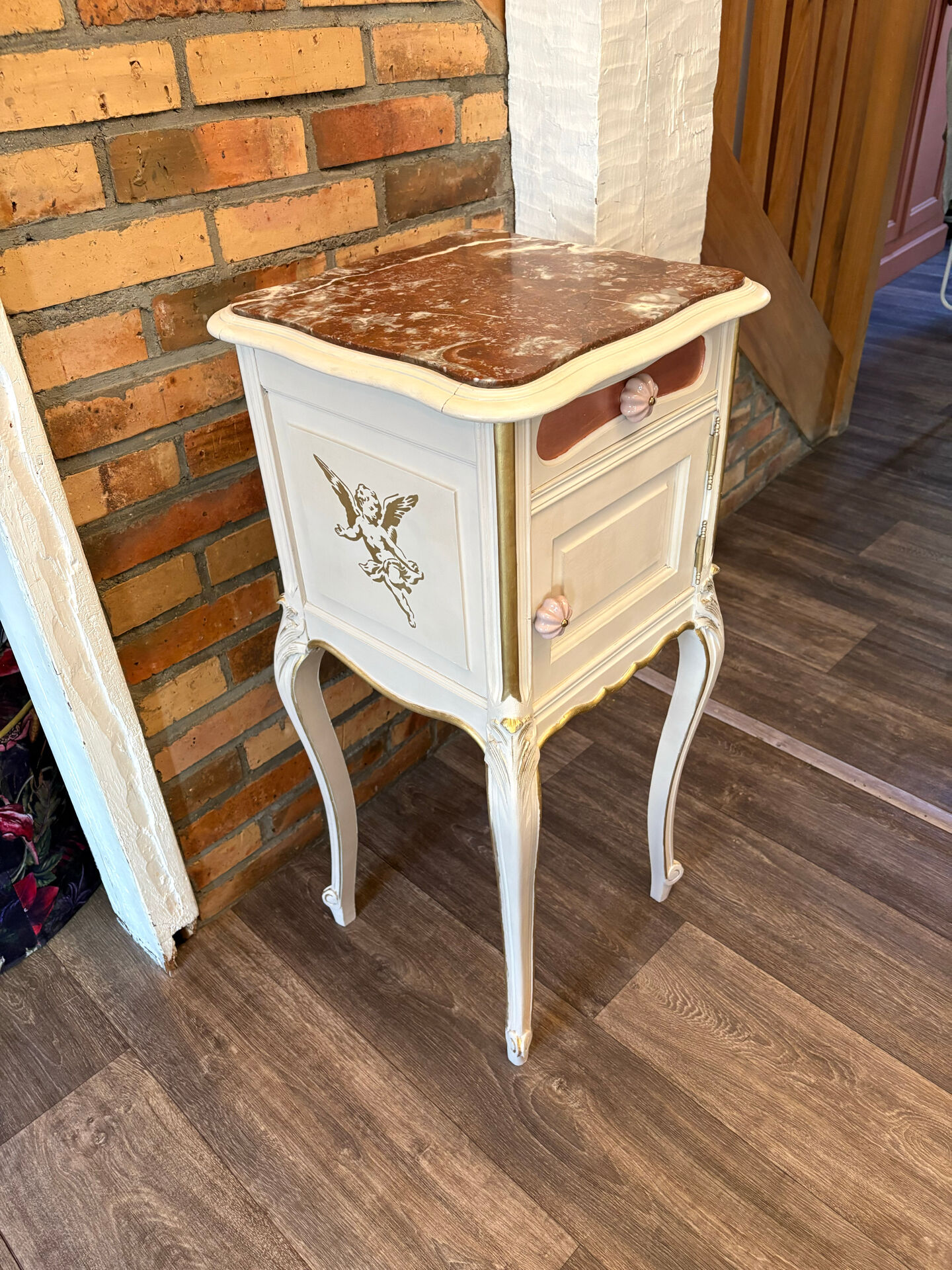 Table de chevet ancienne rénovée – style Louis XV, marbre rouge