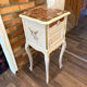 Table de chevet ancienne rénovée – style Louis XV, marbre rouge