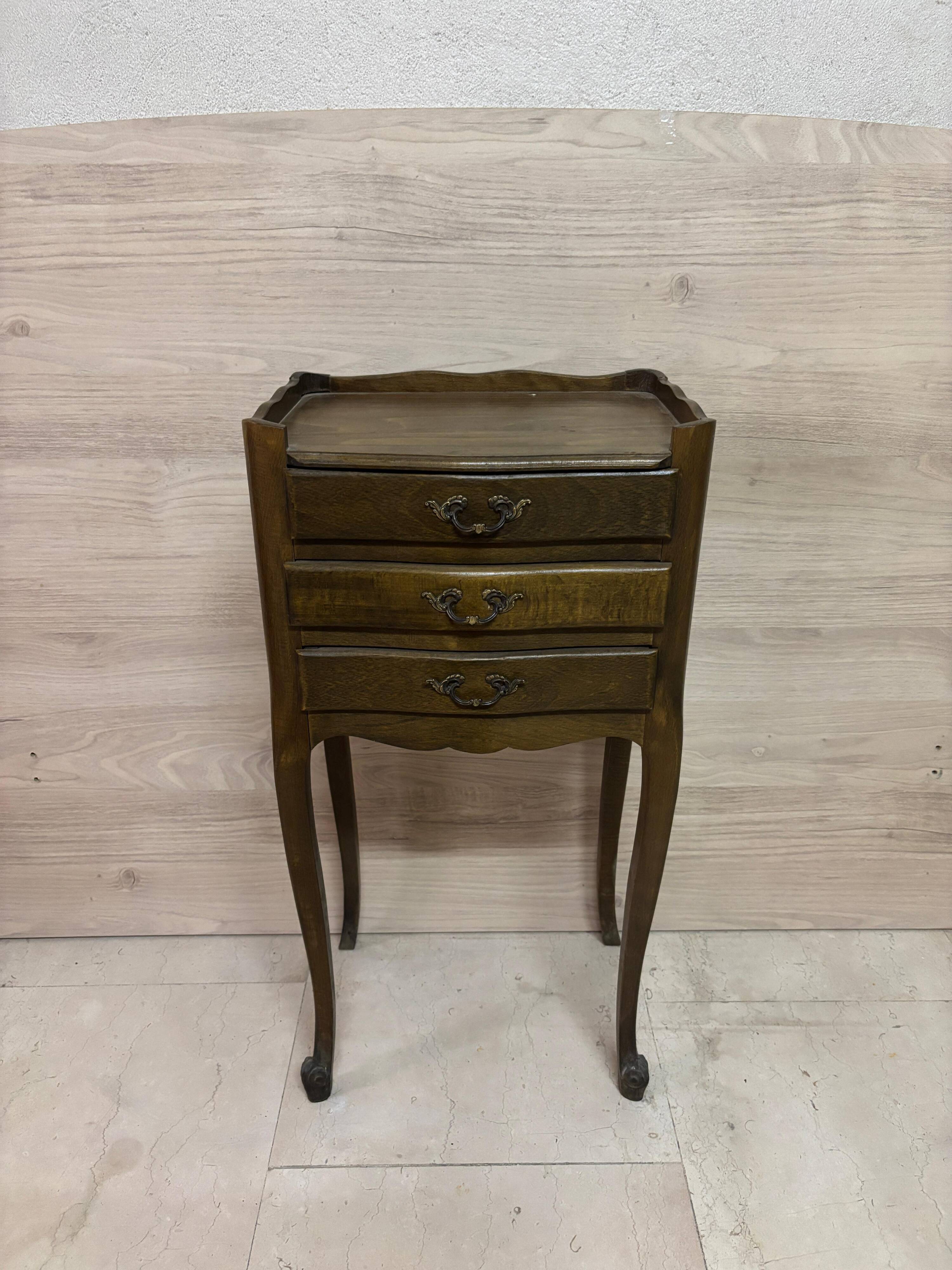 Table de chevet classique Louis XV