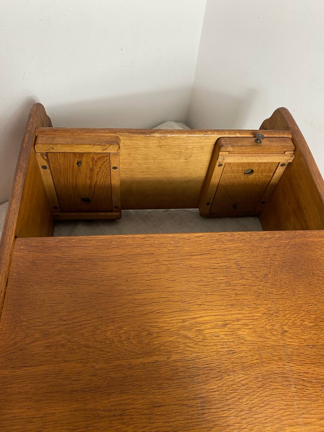 Porte-revues en bois avec repose verres