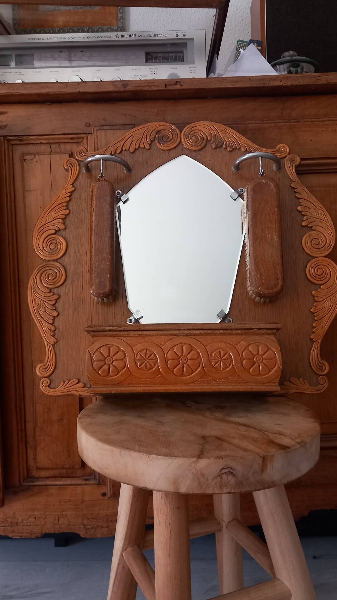 Vintage oak entrance mirror and its brushes - 1940s / 1950s