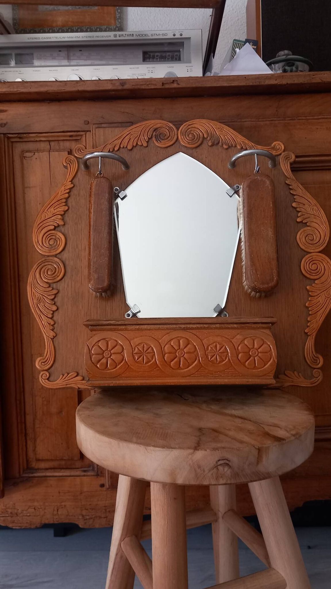 Vintage oak entrance mirror and its brushes - 1940s / 1950s