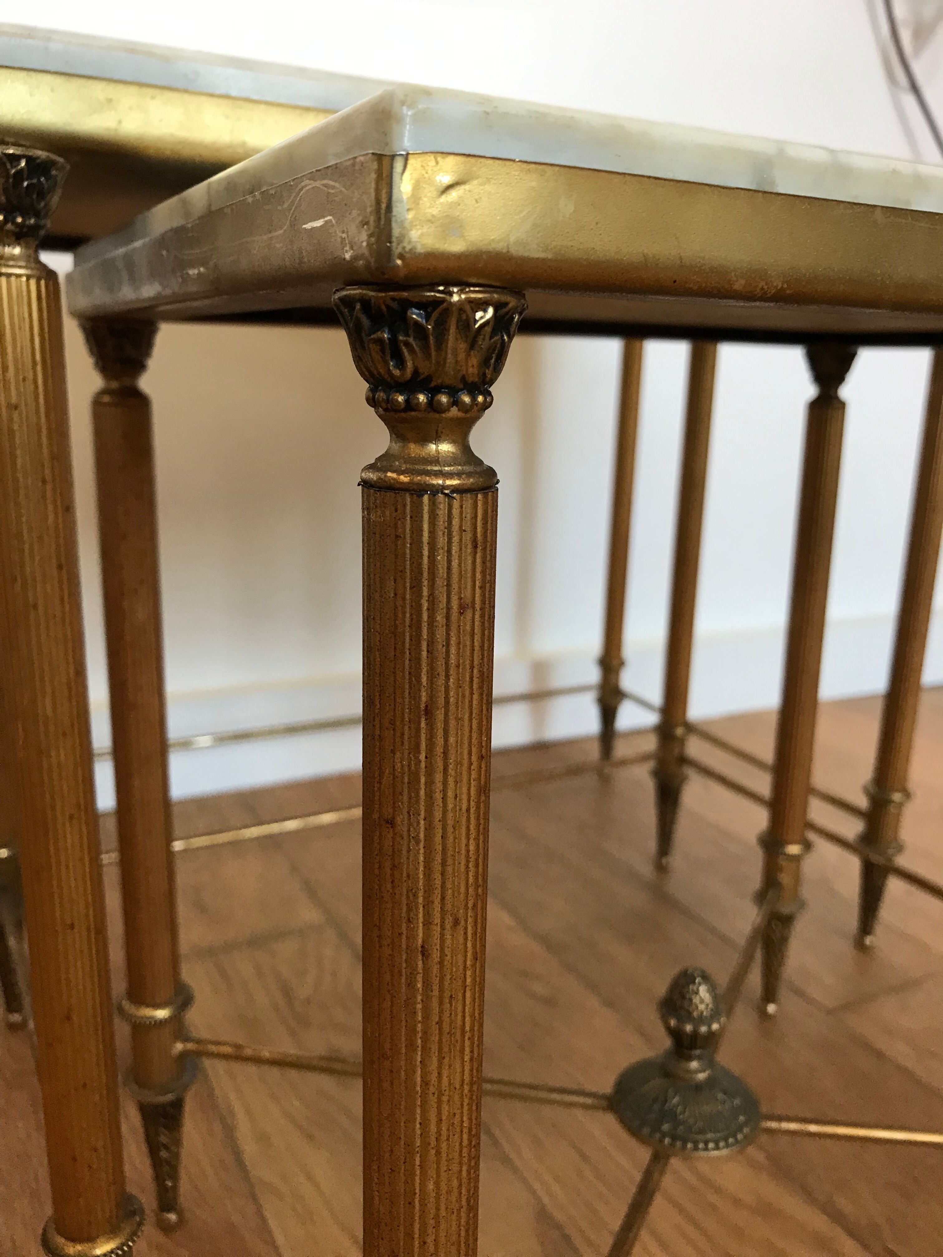Pull-out tables in golden brass and marble