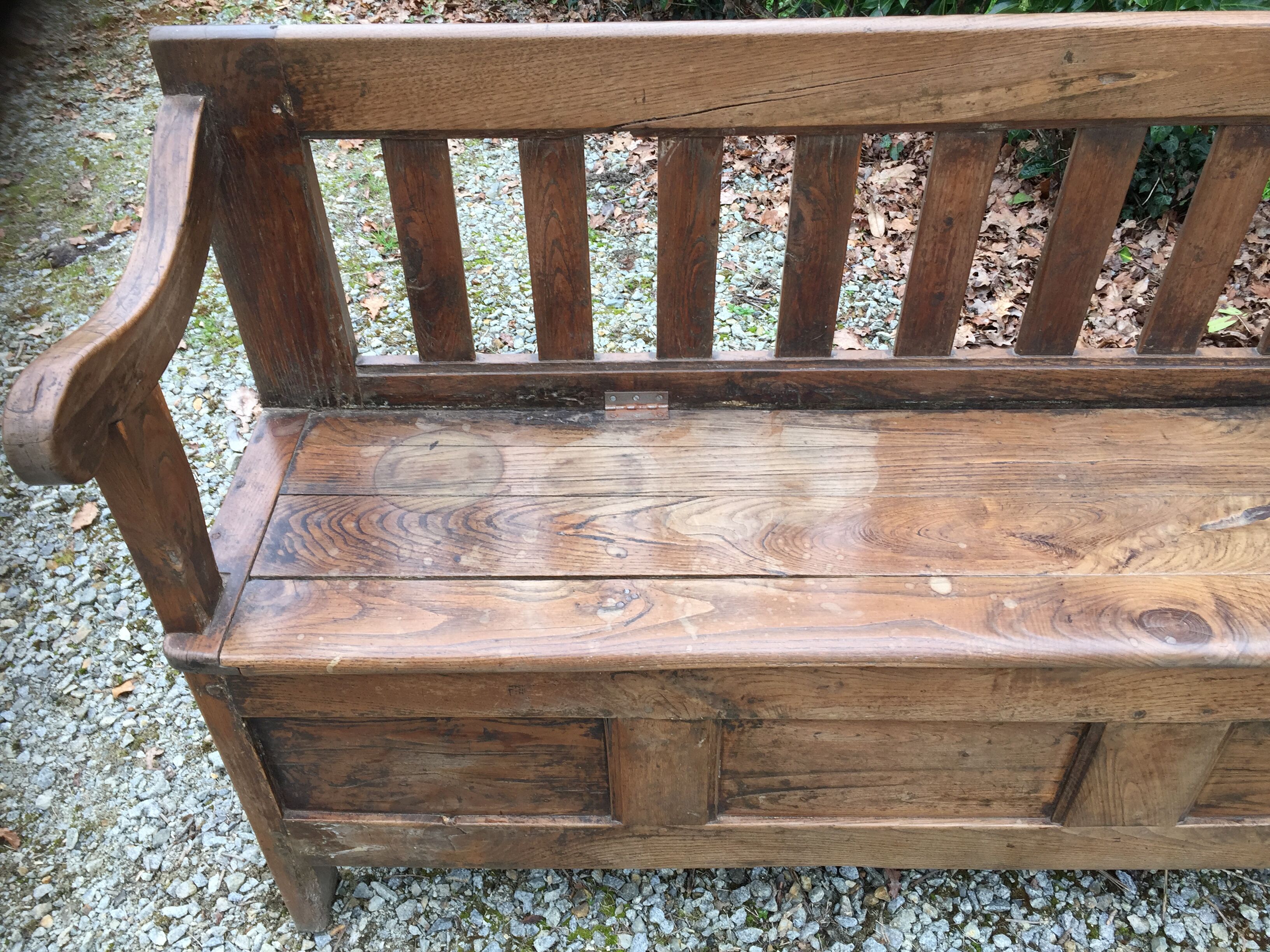 Bench chest paneled in chestnut region Brittany ( Plouay dept. 56 )
