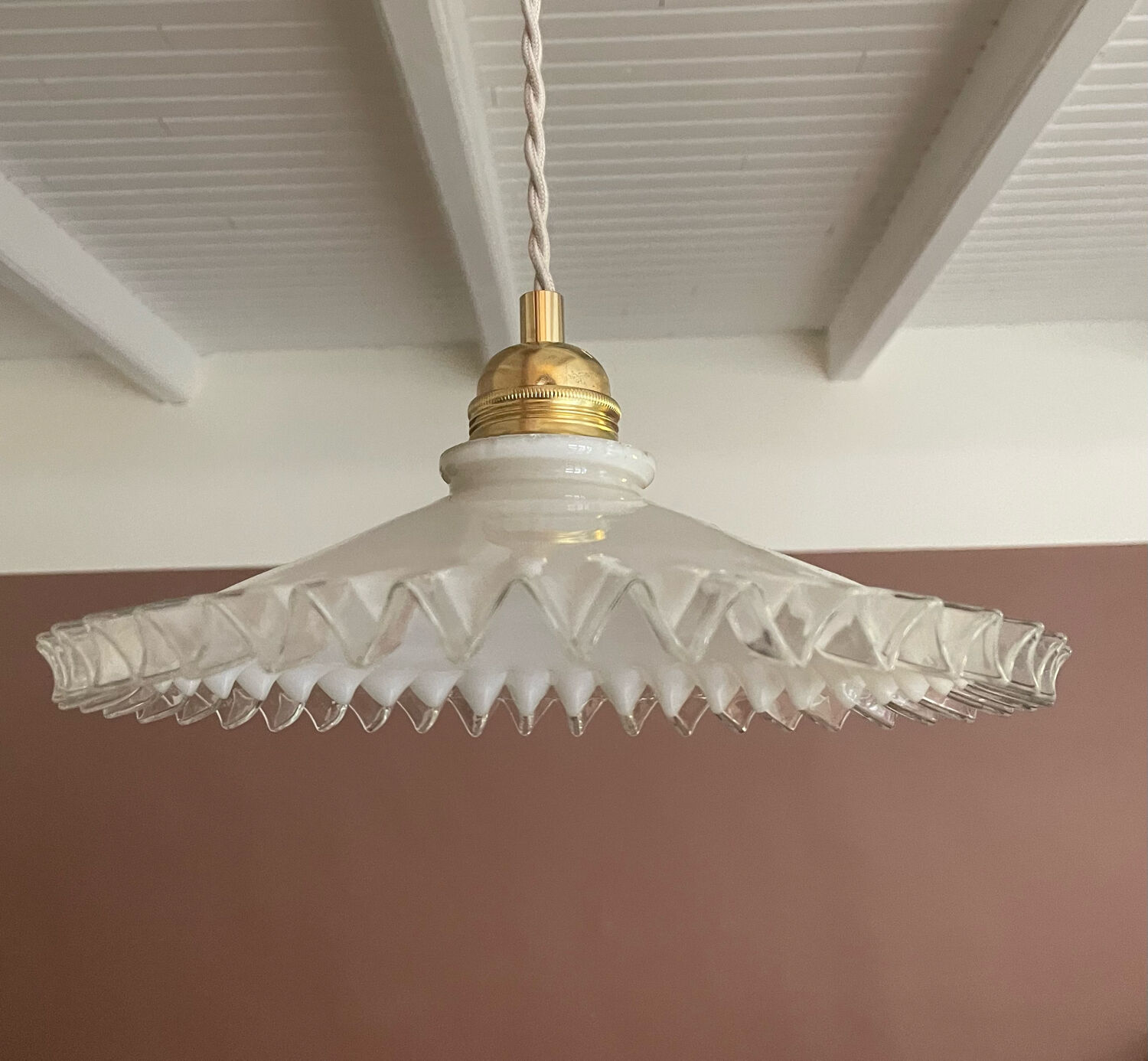 Serrated opaline suspension