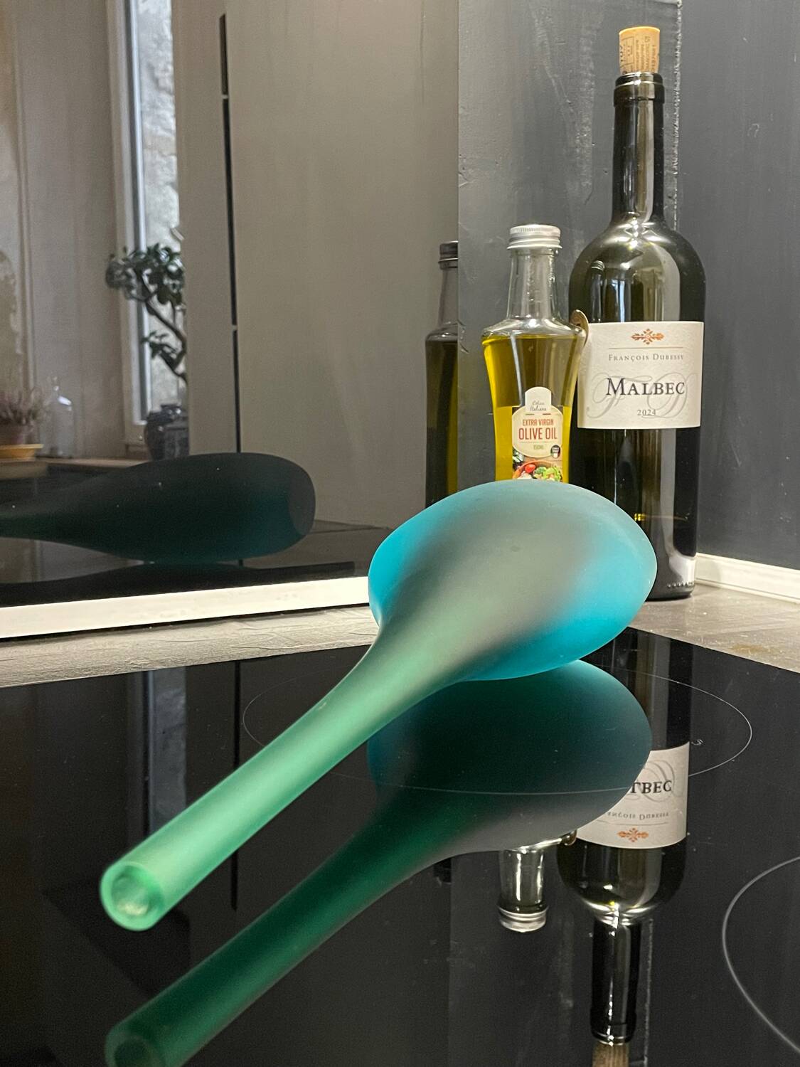 Vase en verre soufflé de Murano en forme de flûte avec un dégradé givré de teal à vert.