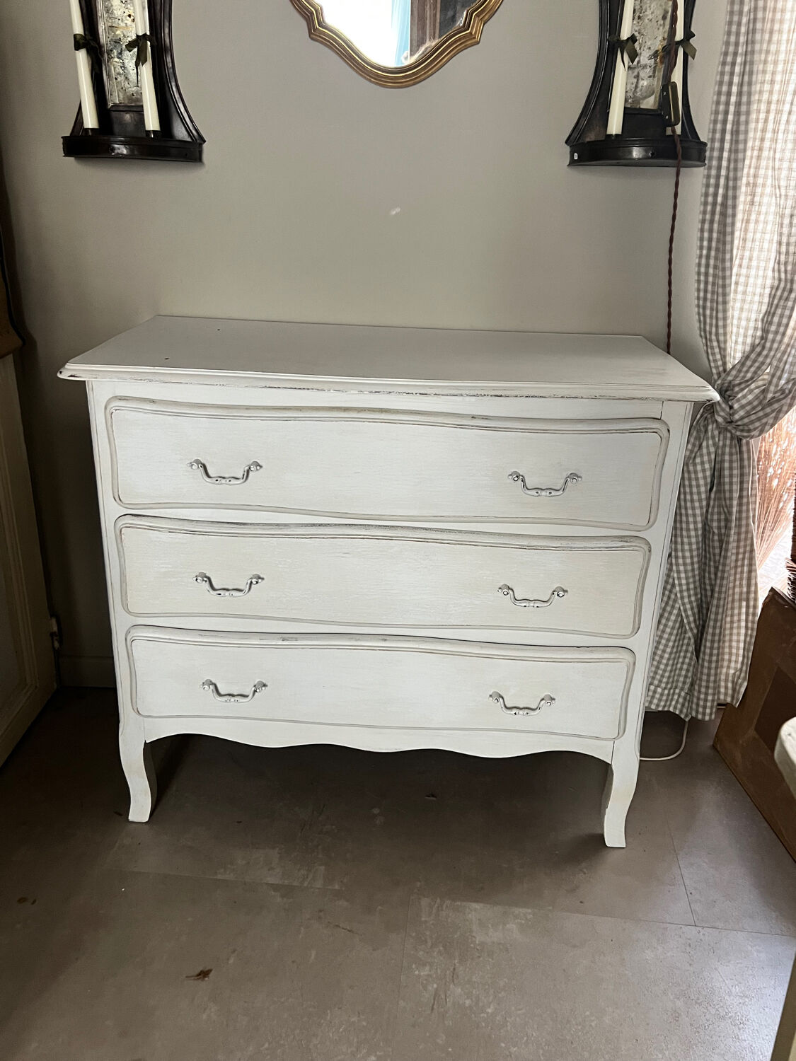 Chest of drawers with 3 curved legs