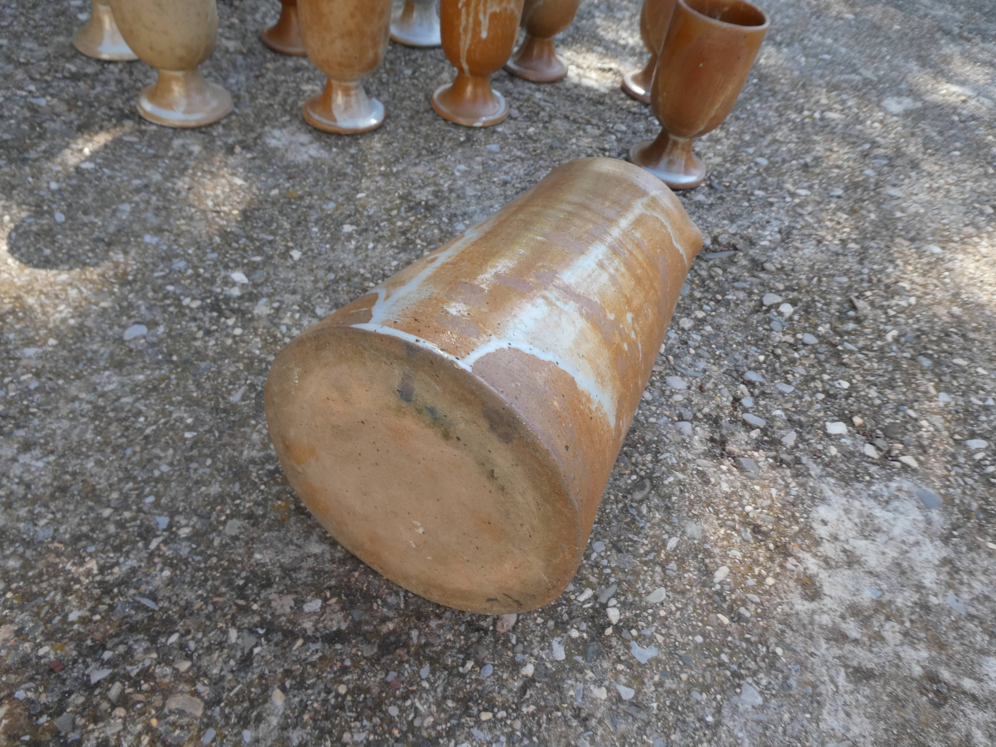 Service mazagrans and decanter in enamelled stoneware.