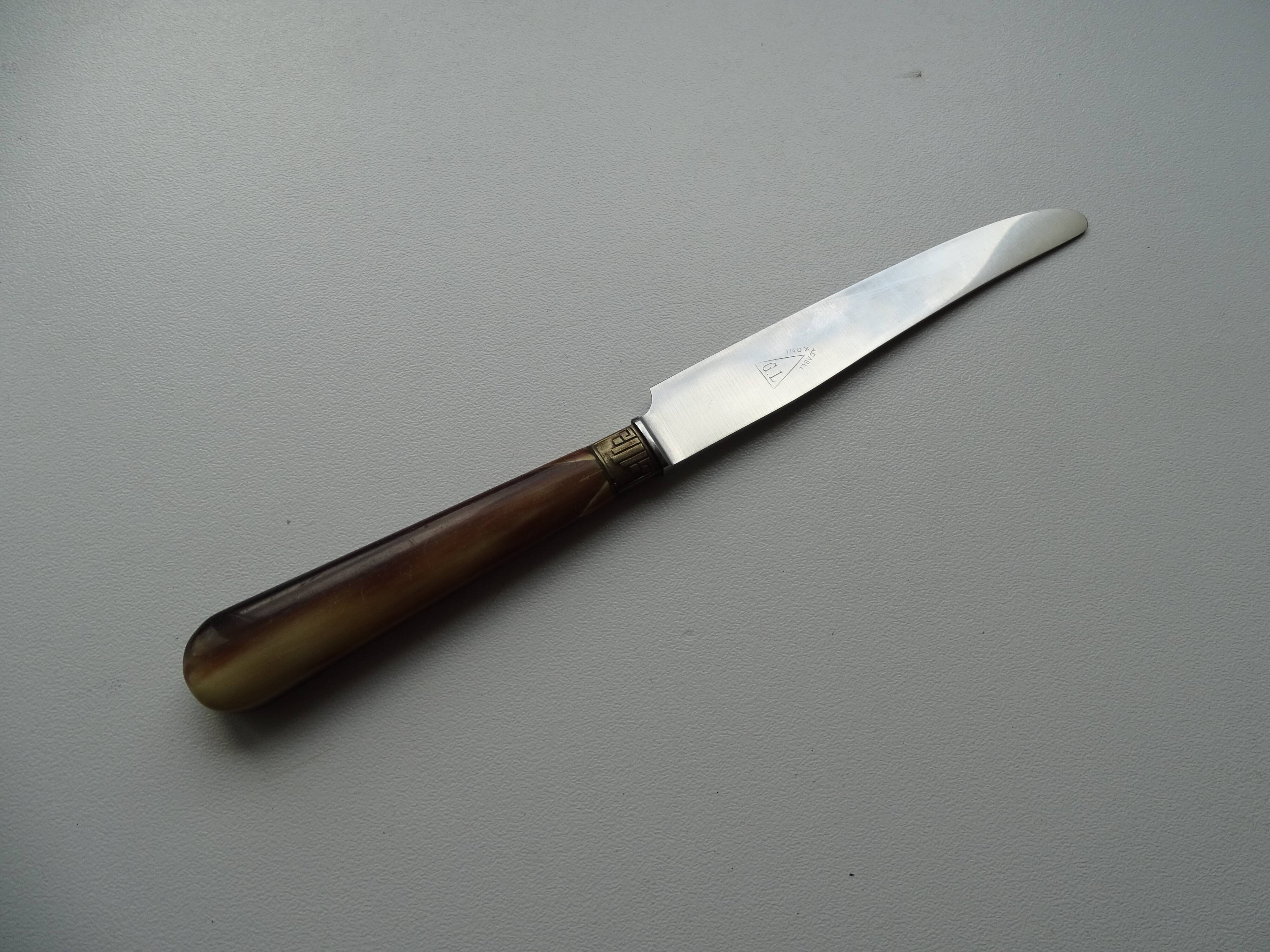 12 Art Deco cheese knives horn and stainless steel handles in case