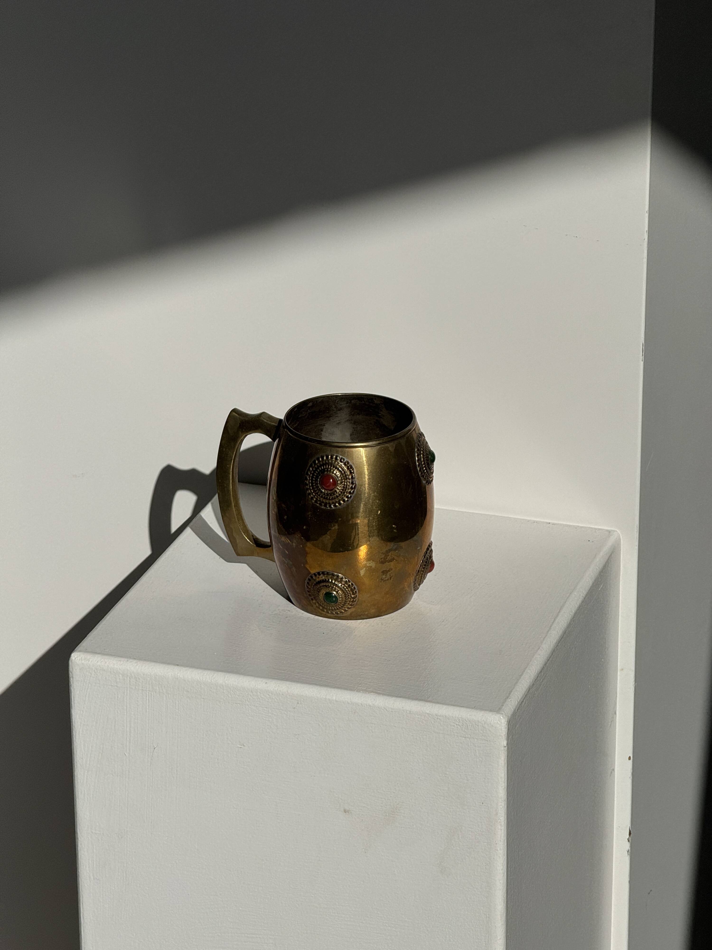 Mug en métal doré indien incrusté de pierres H11 D7