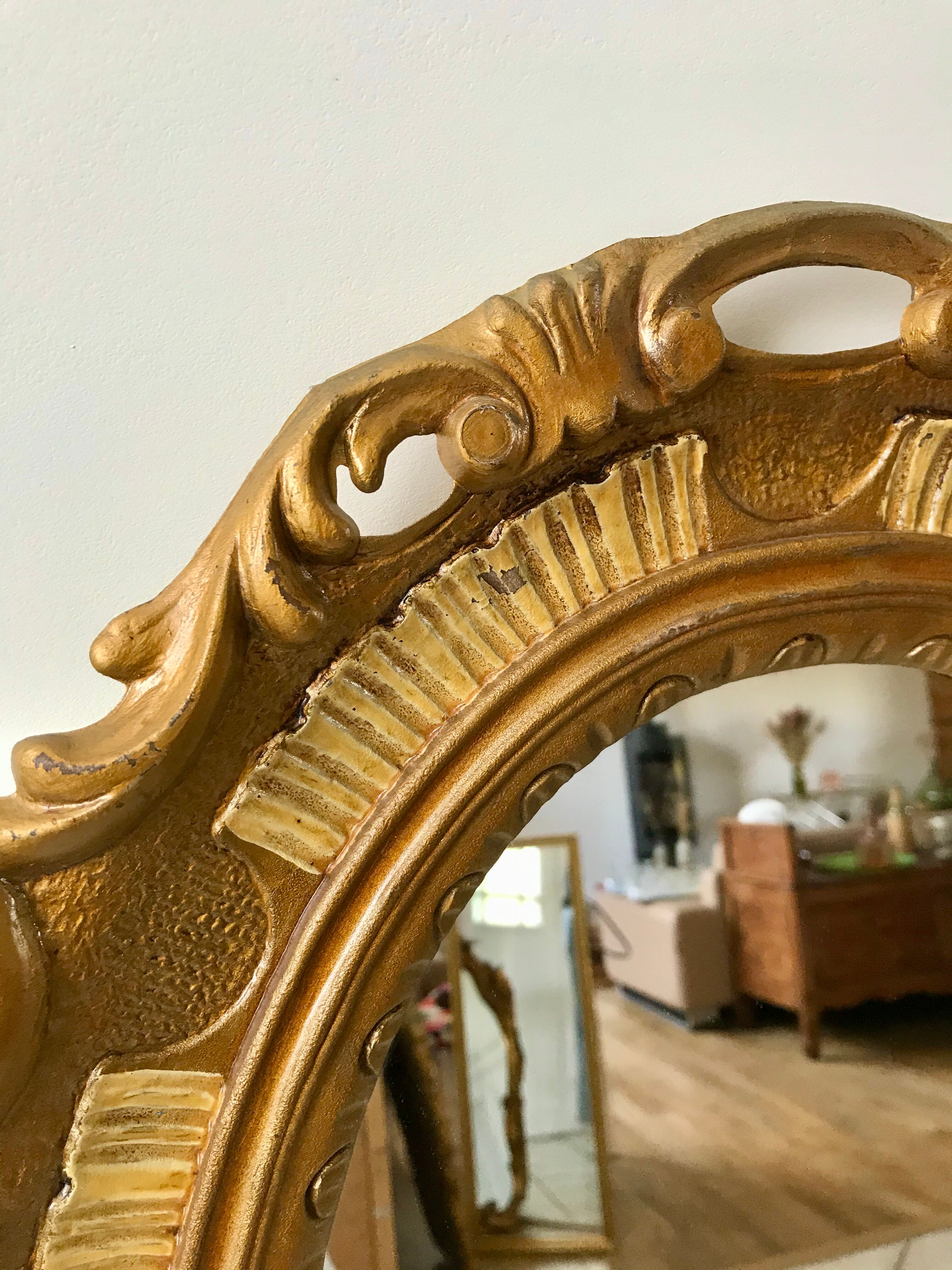 Miroir ovale médaillon en stuc doré années 70
