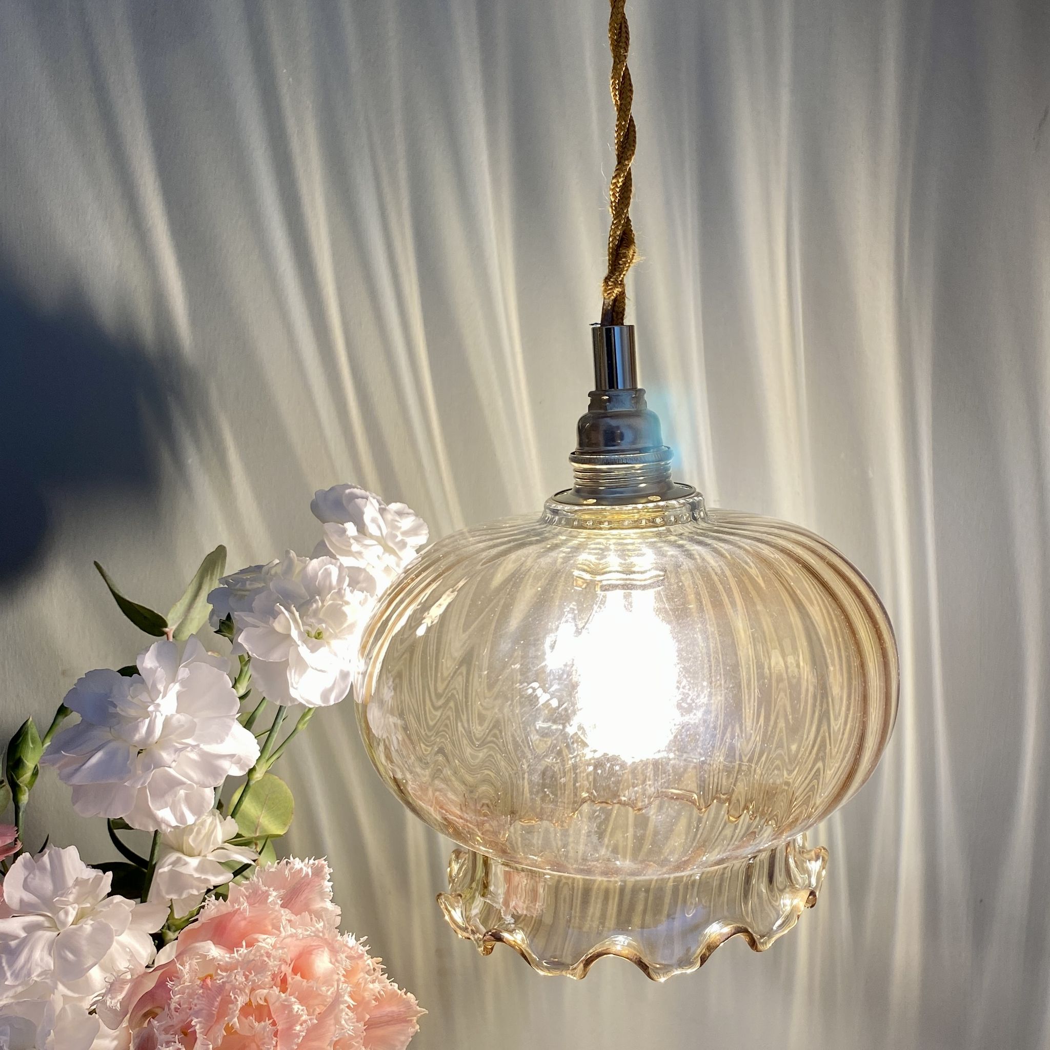 Suspension globe vintage en verre ambré