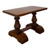 Une petite table rustique en noyer, fabriquée en bois de noyer massif, 1