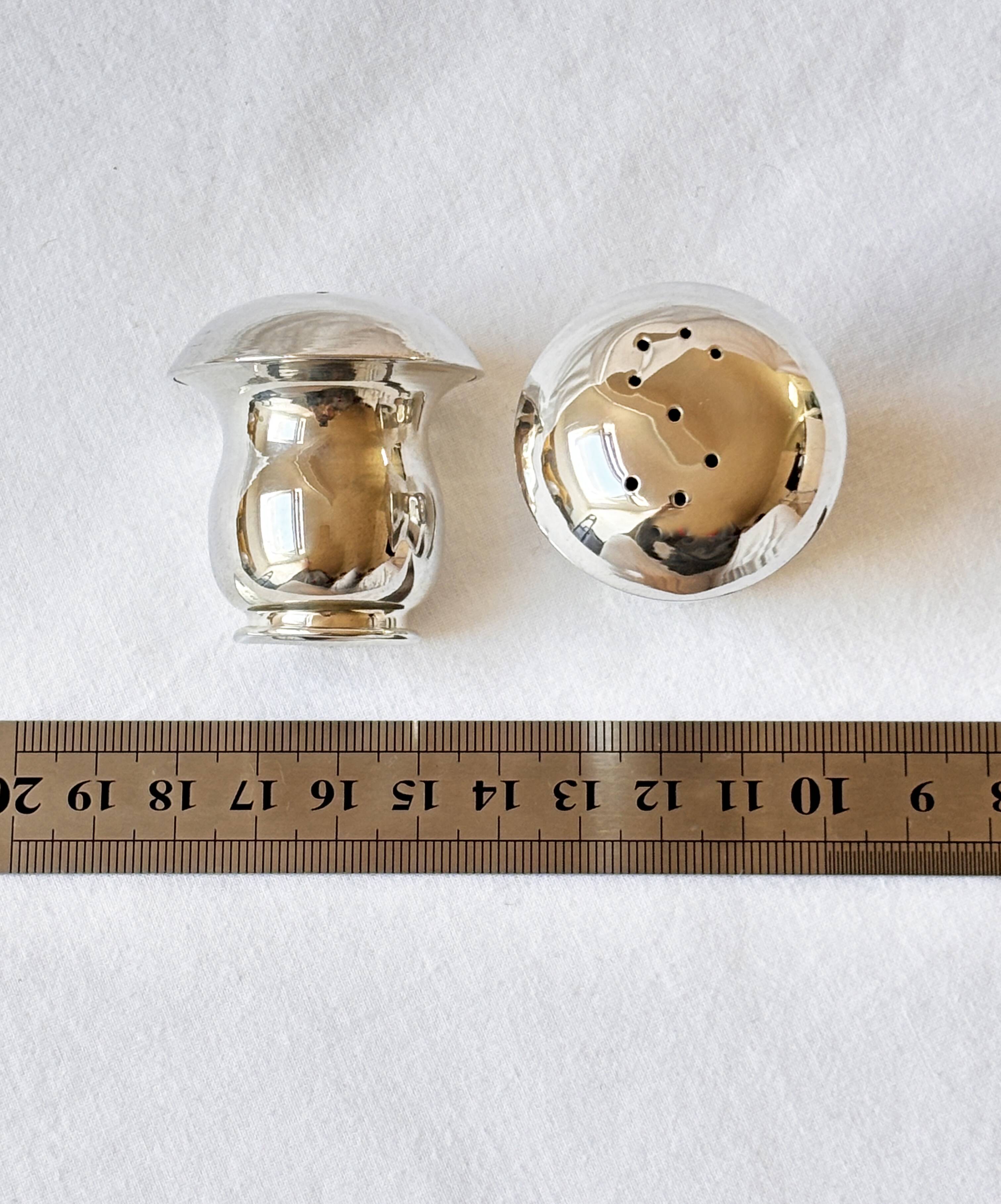 Paire de salière et poivrier en argent 800 en forme de champignon