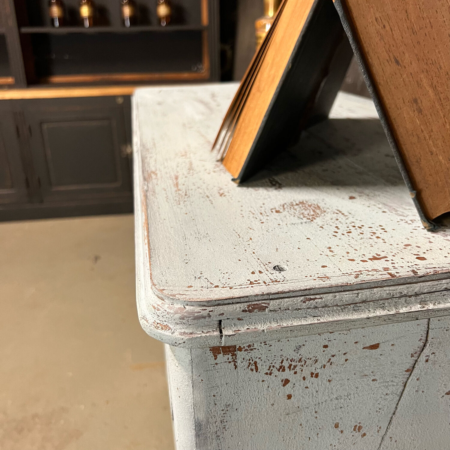 Commode patinée anglaise