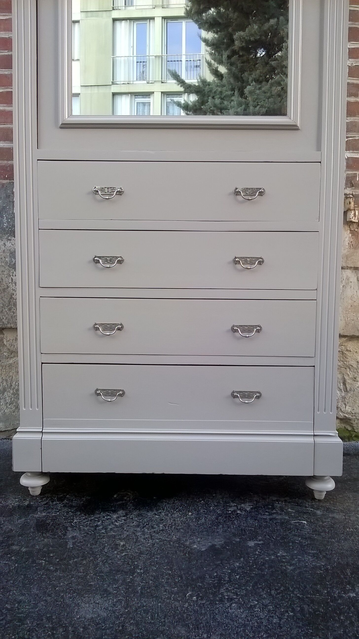 Parisian hotel wardrobe from the 1930s