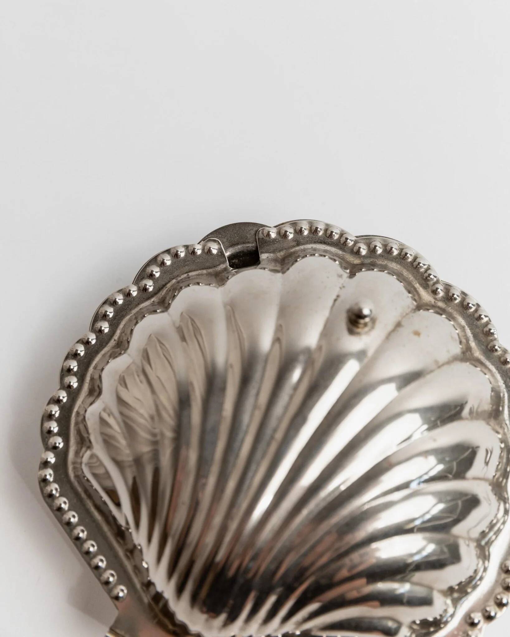 Elegant silver-tone Italian vintage 1960s shell-shaped sugar bowl with spoon