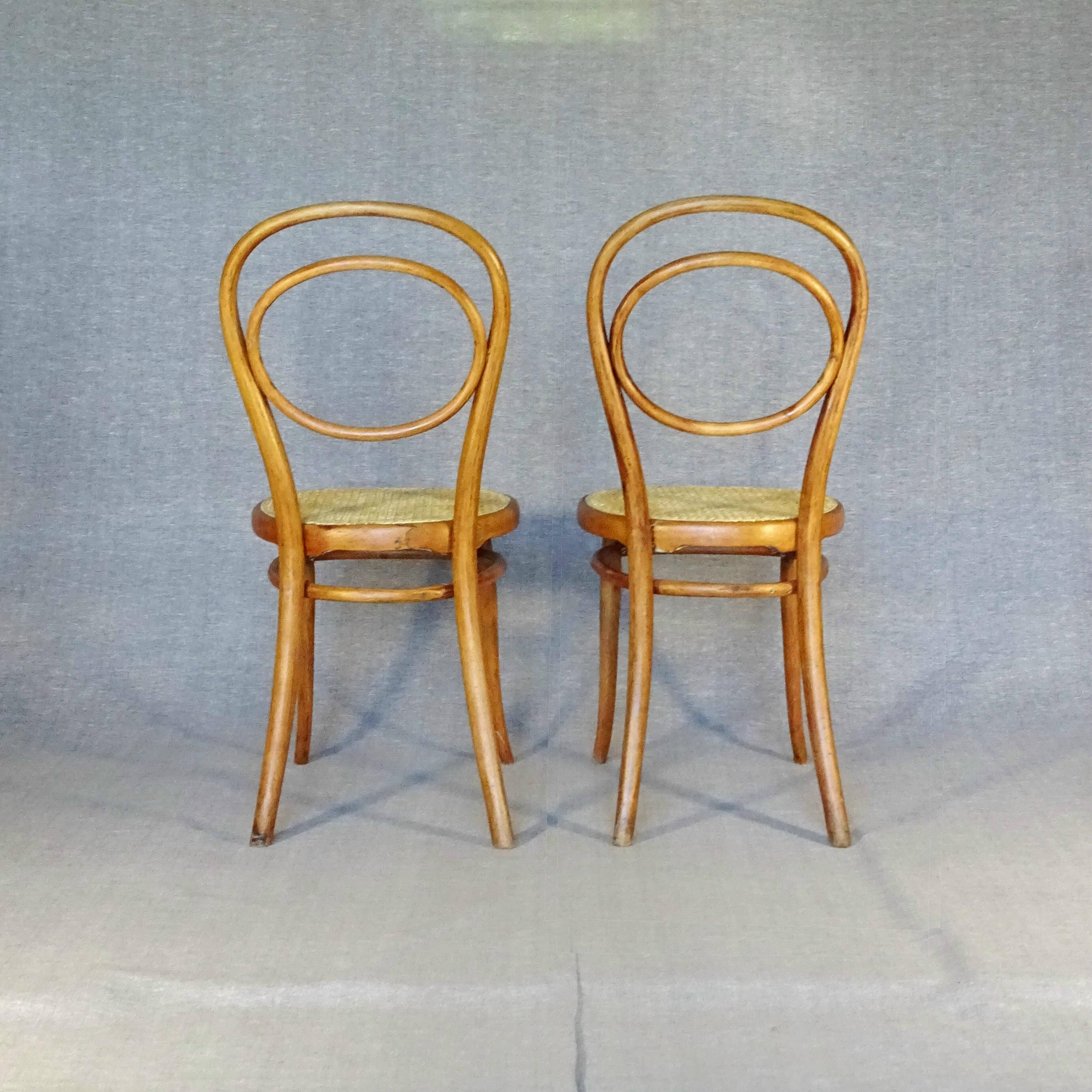 Deux chaises N°10 de Thonet 1870 noyer clair