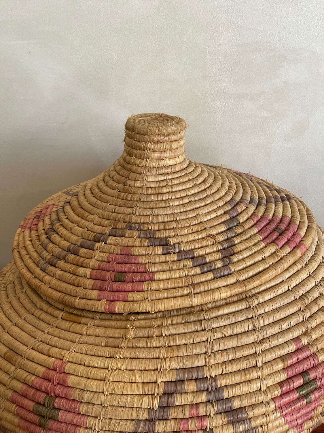 Raffia basket with lid
