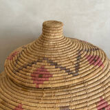 Raffia basket with lid