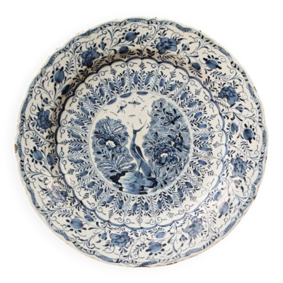Plat en faïence de Delft, signé la griffe de porcelaine