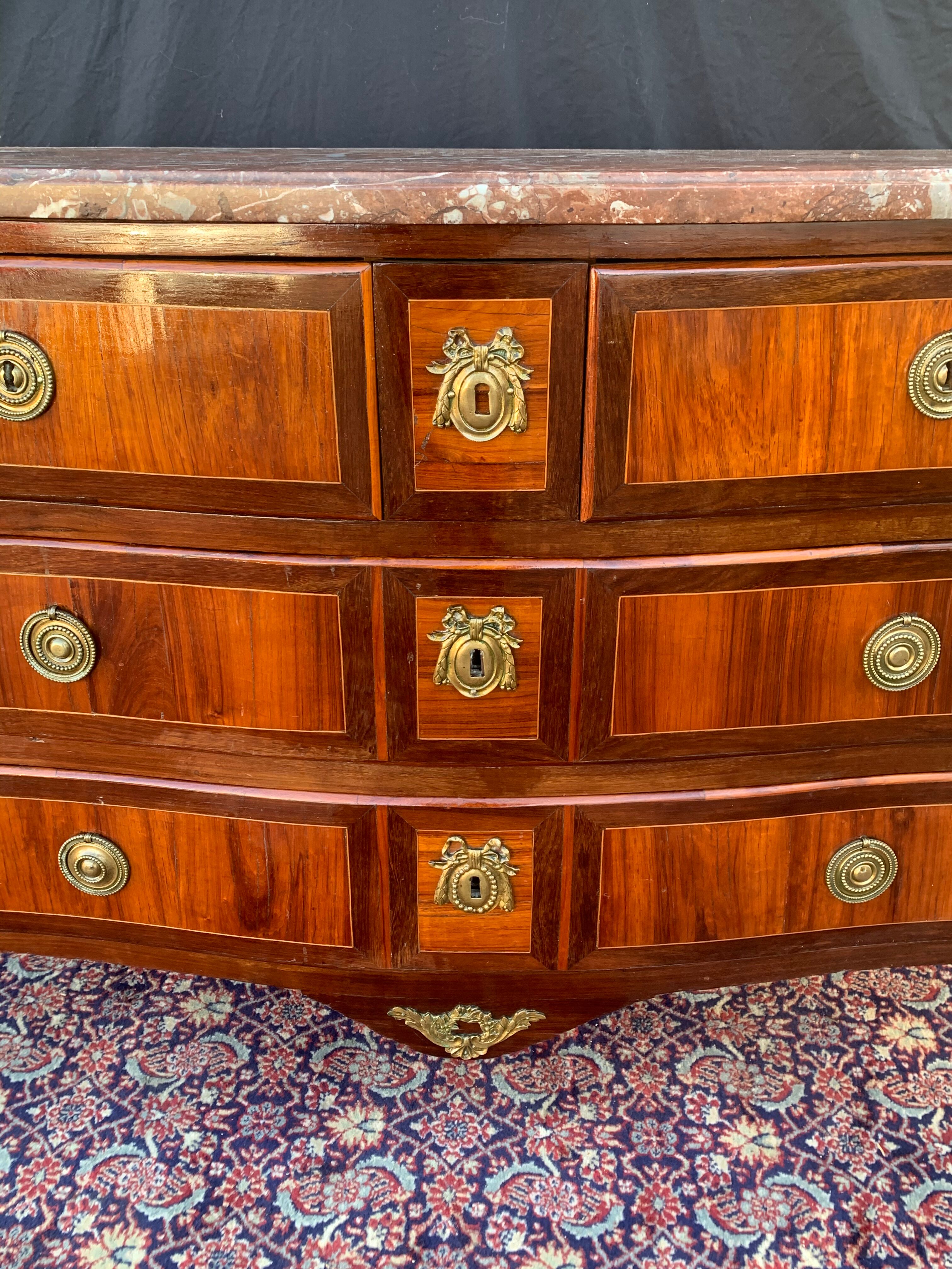 Commode galbée en marqueterie d’époque transition