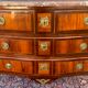 Commode galbée en marqueterie d’époque transition