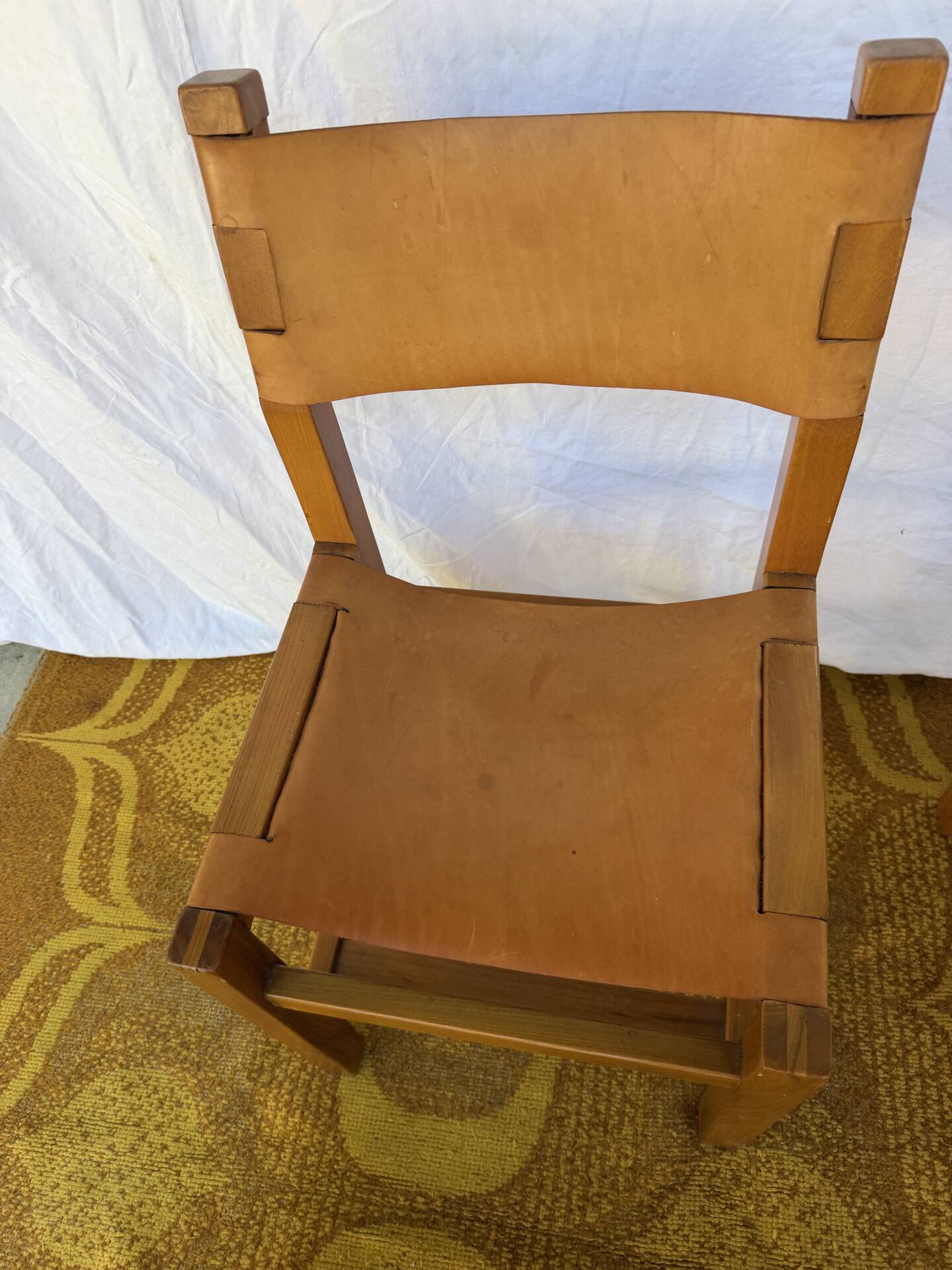 Set of 4 chairs Maison Regain in leather and solid elm.