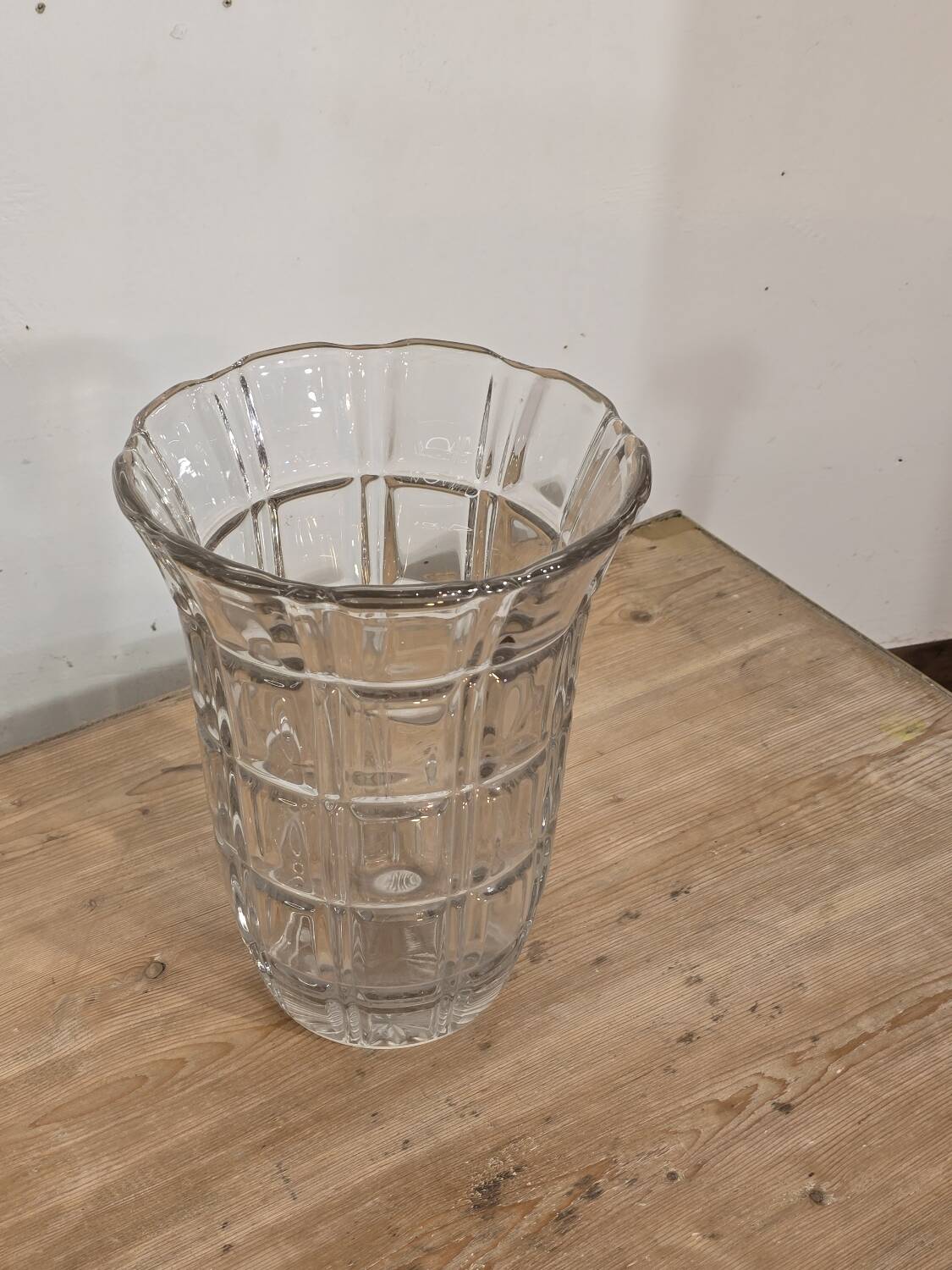 Large Art Deco vase in chiseled white crystal