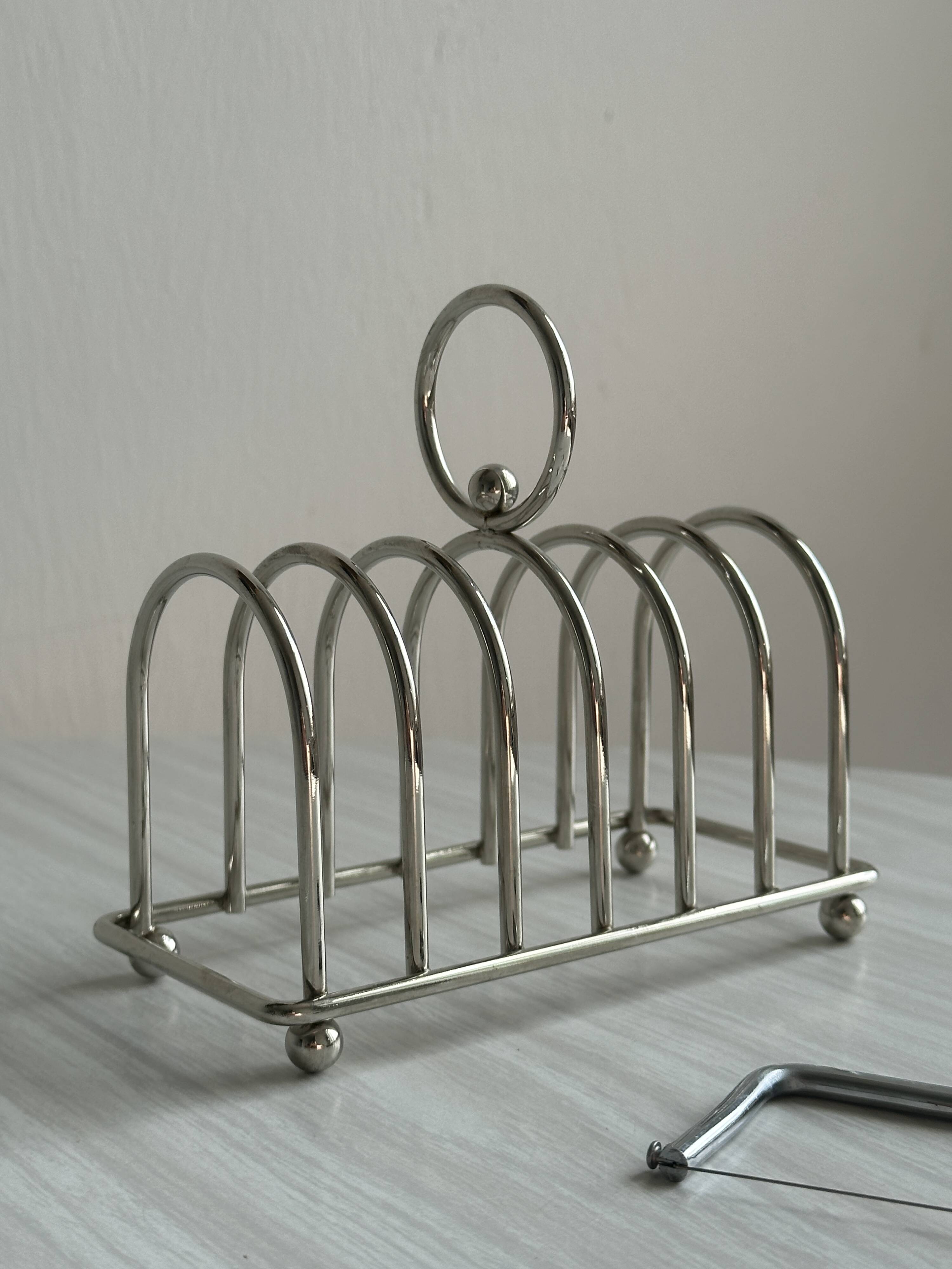 Porte-toast en métal argenté.