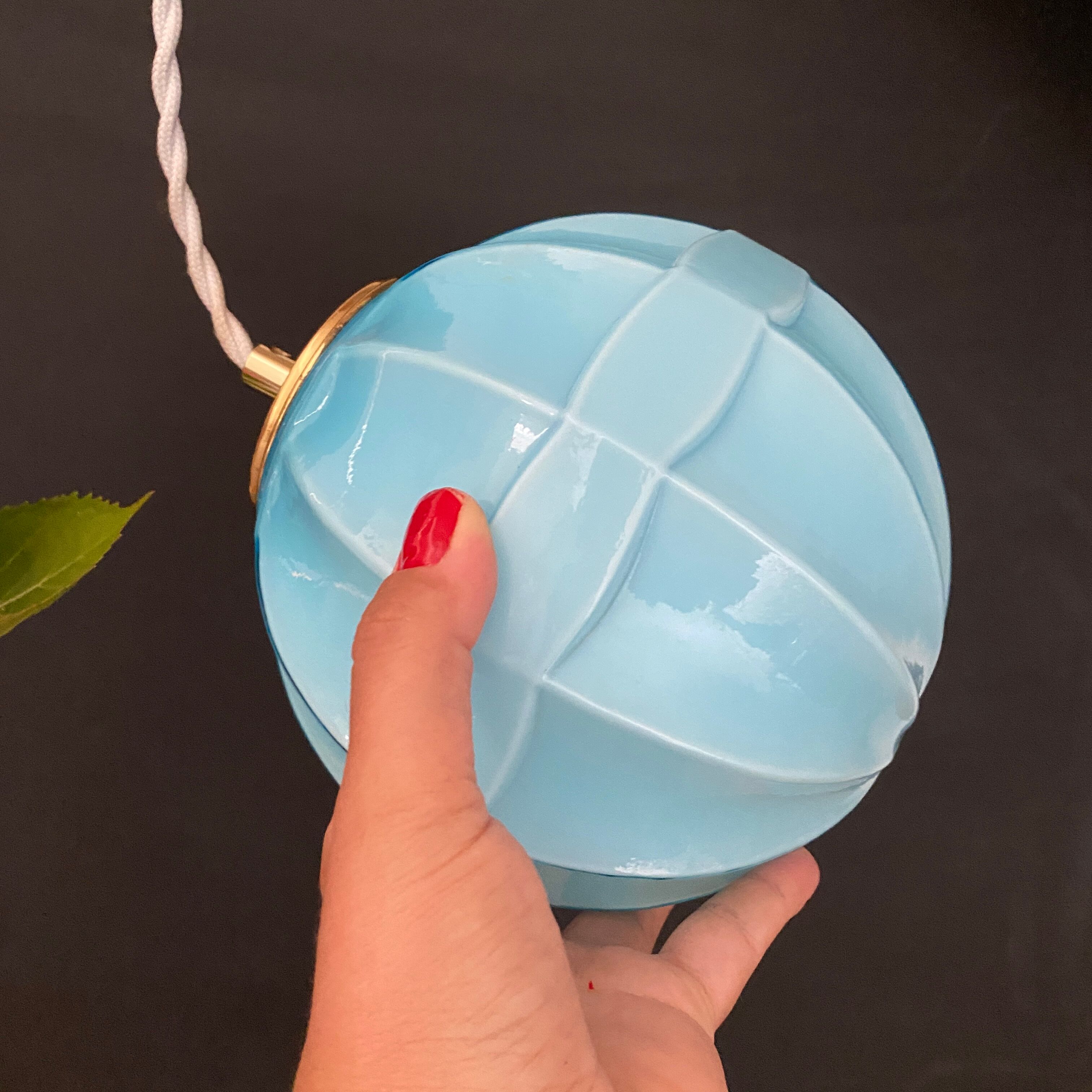 Suspension globe vintage en opaline bleue