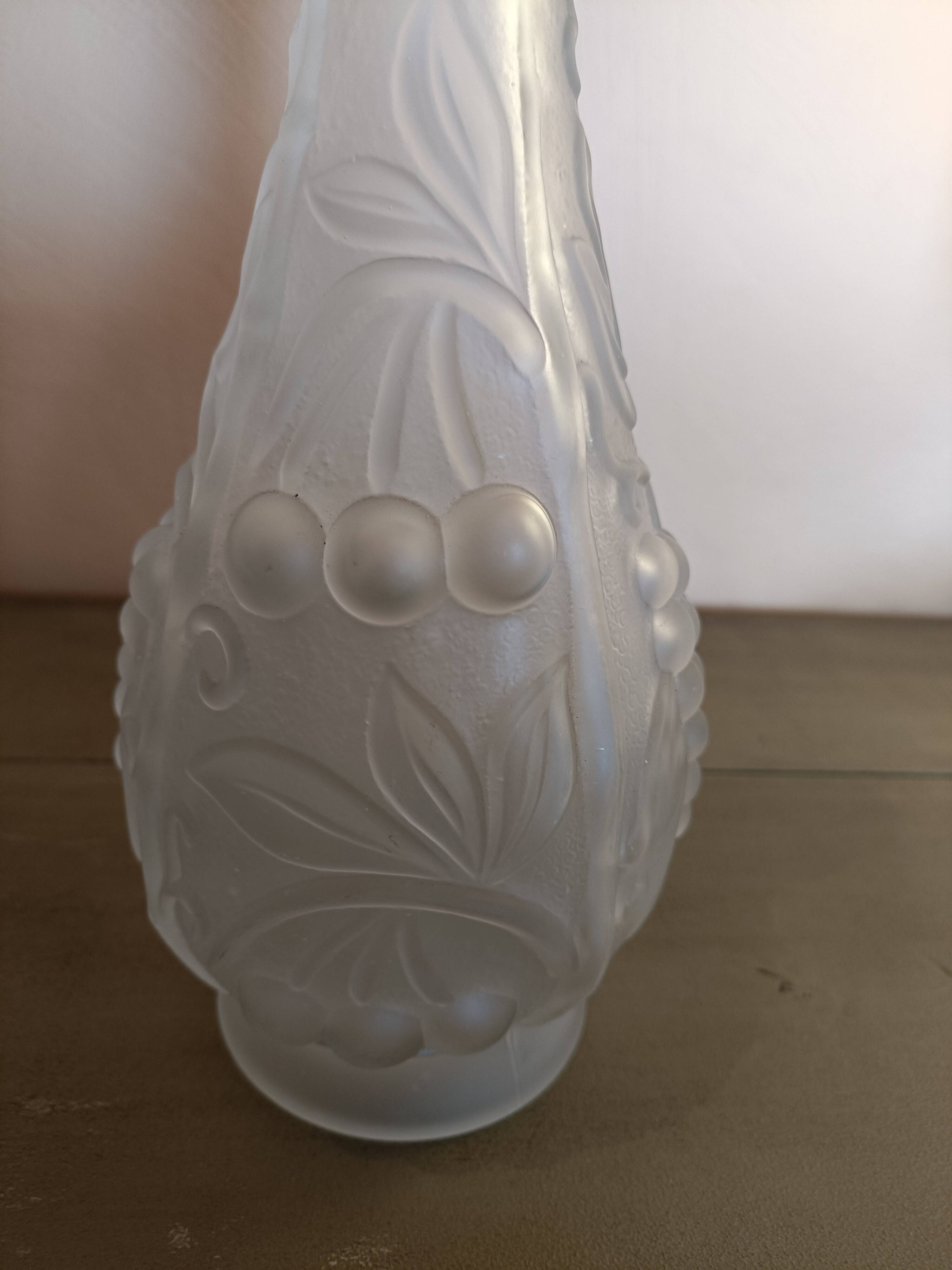Vase en verre moulé pressé satiné art déco