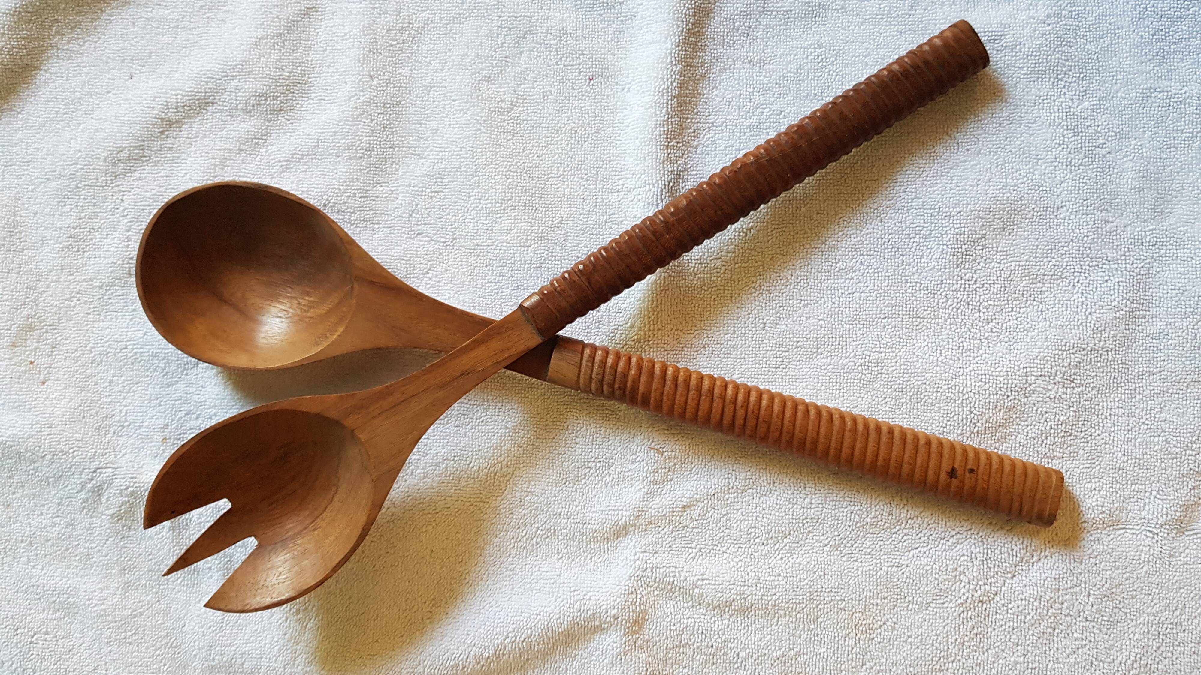 Set of rosewood salad cutlery and striated sleeve