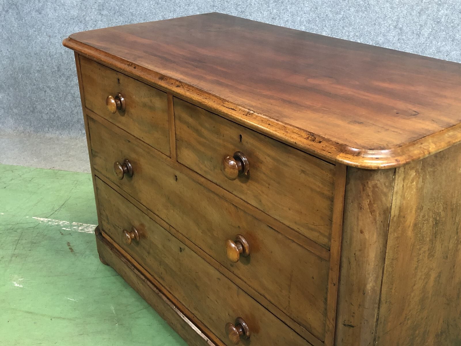 Victorian Mahogany chest of drawers 19th