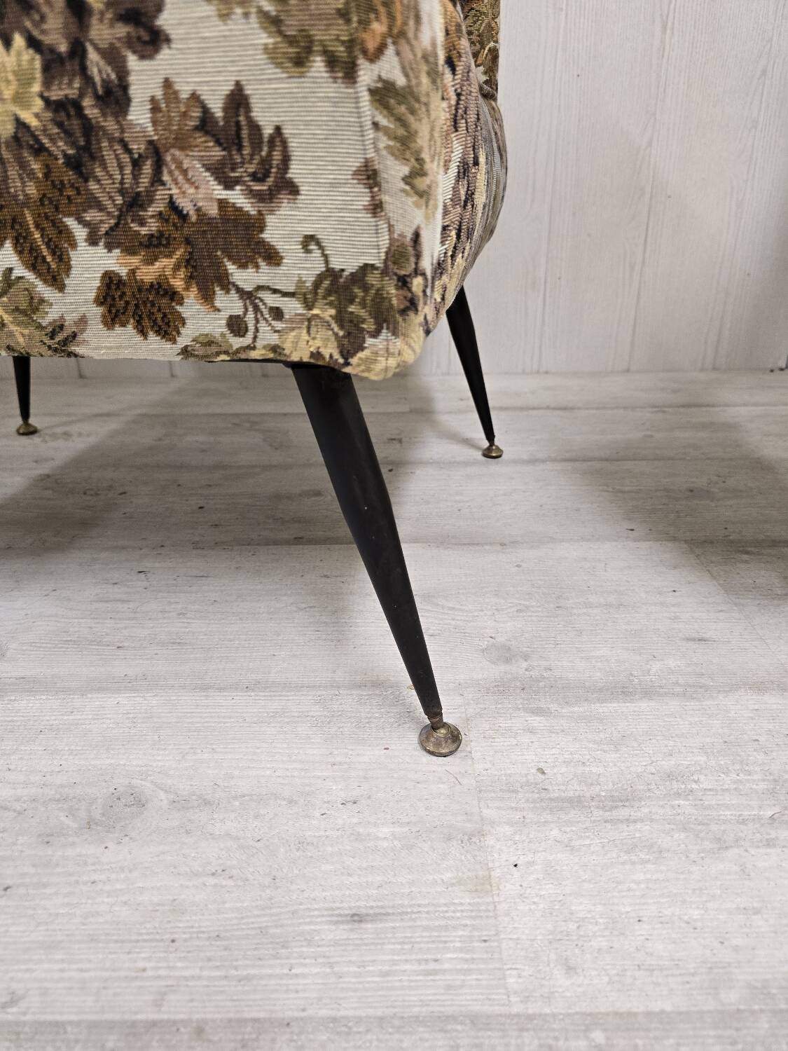 Pair of Mid-Century Design armchairs – jacquard upholstery with tapered legs