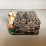 Zoomorphic squirrel box empty pocket