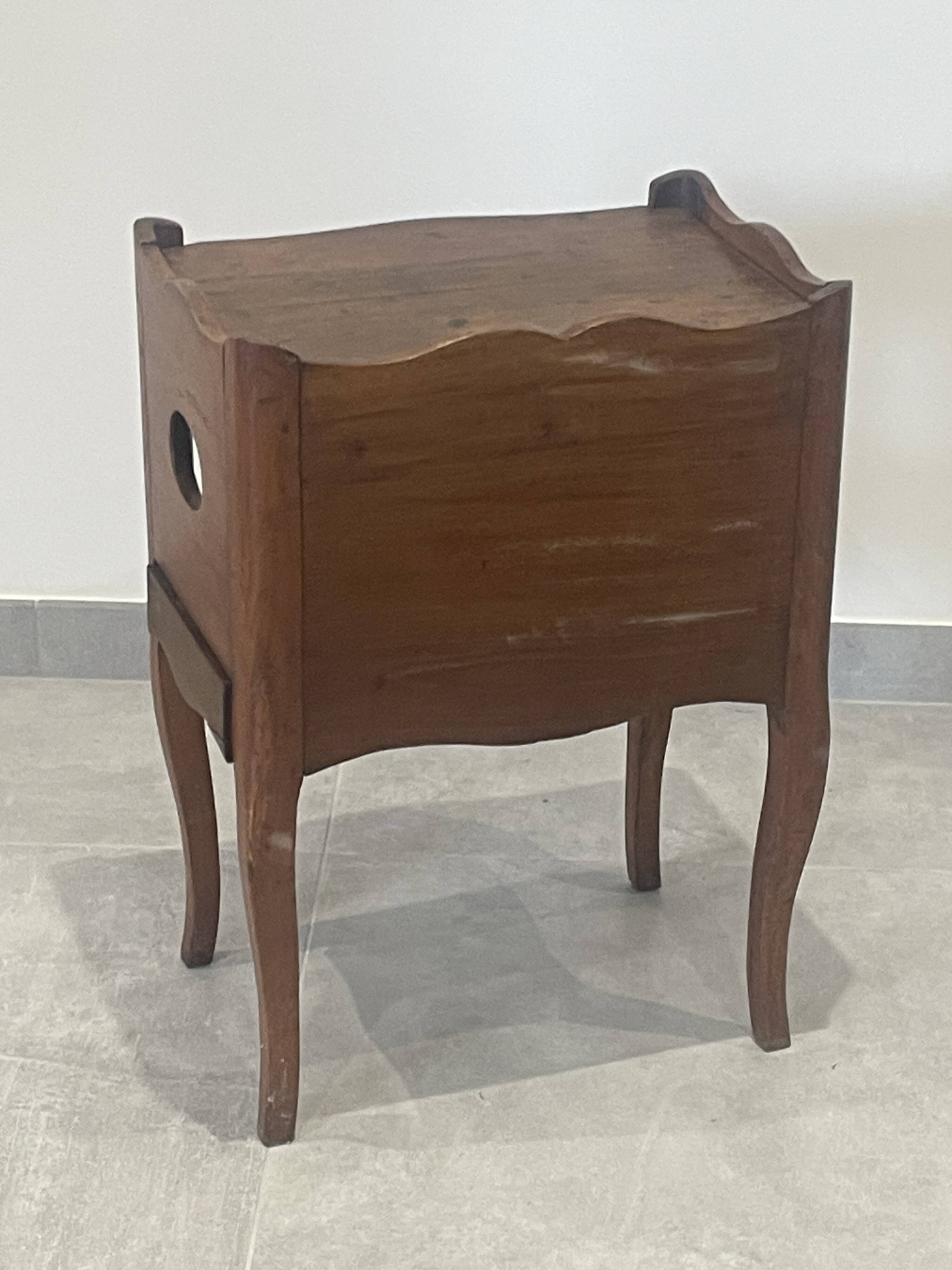 Side bedside table in natural wood with discreet side drawer