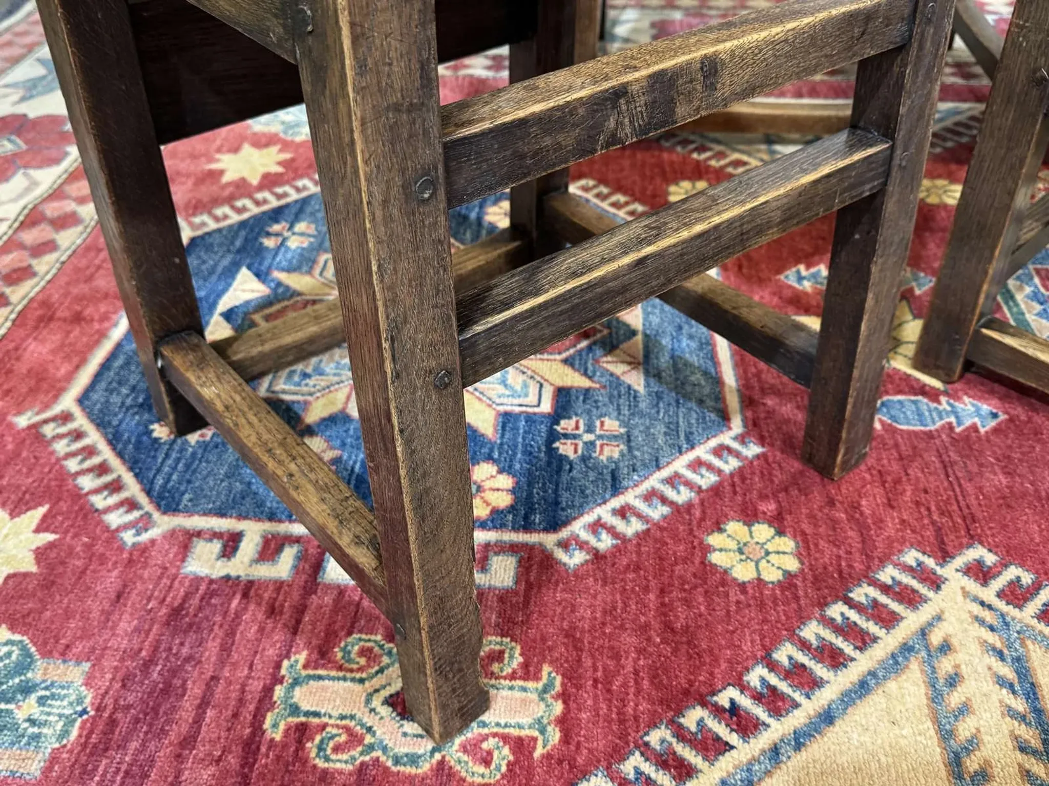 Set of 6 English chairs in oak and fine leather from the late 19th century.